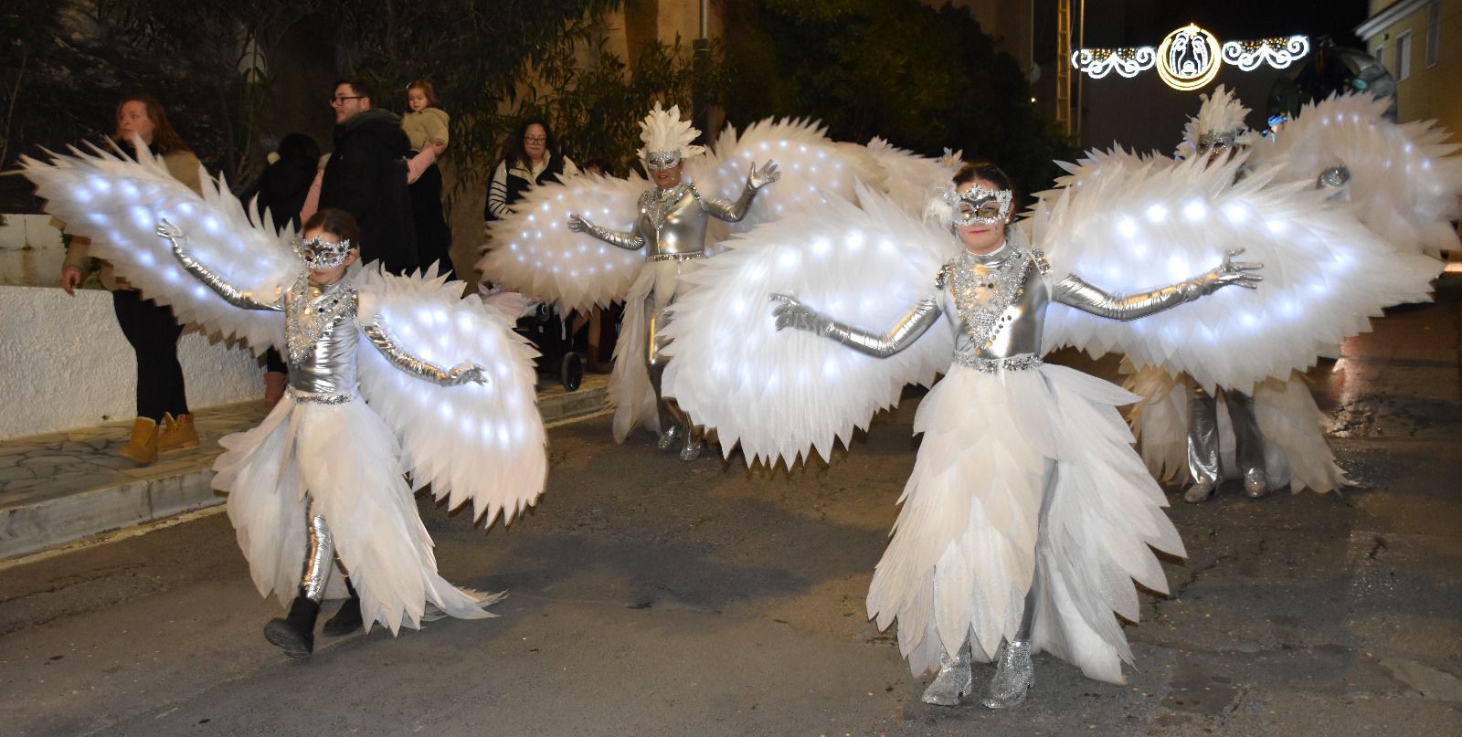 Macael desborda ilusión en la visita de los Reyes Magos: la cabalgata, en imágenes