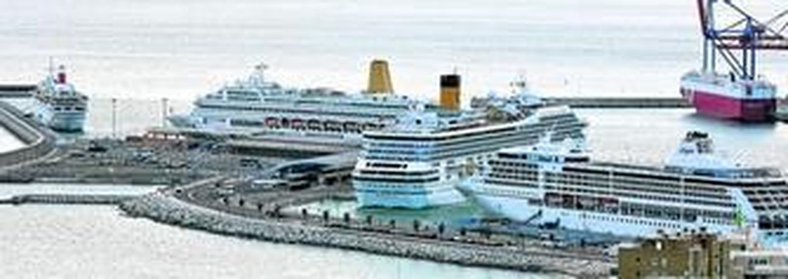 Varios cruceros atracados en el dique de Levante, junto al que se encuentra el suelo previsto para el hotel.