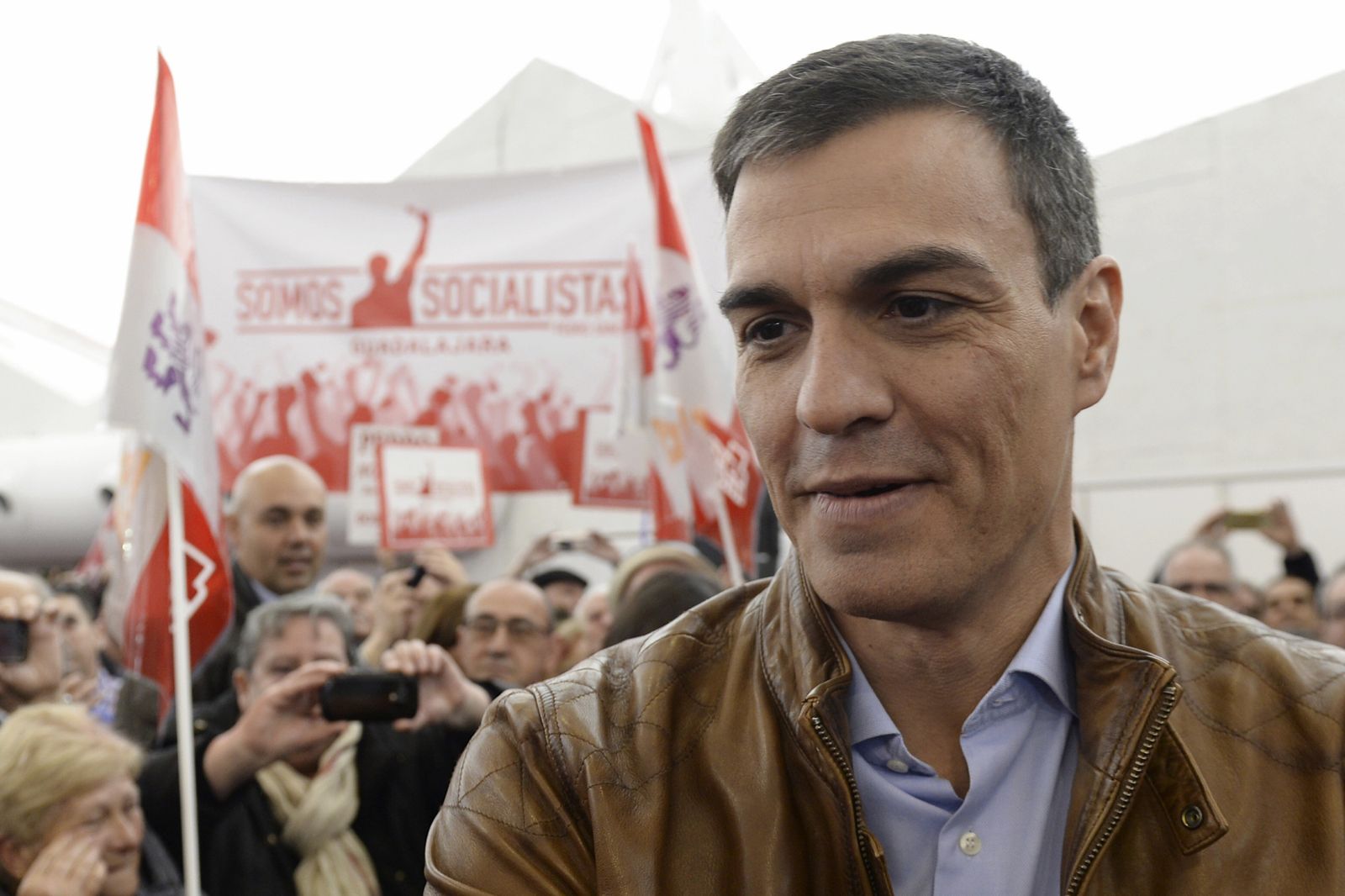 El ex secretario general del PSOE y candidato a las Primarias, Pedro Sánchez , saluda a los asistentes al acto público.