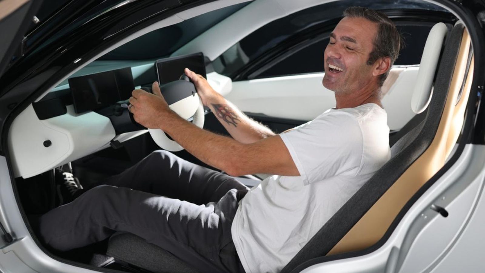 Biplaza, finalmente el salpicadero no parece contar con las pantallas independientes situadas en sus extremos de las cámaras exteriores que sustituyen a los retrovisores exteriores. Además de la pantalla central tendrá otra para la instrumentación.