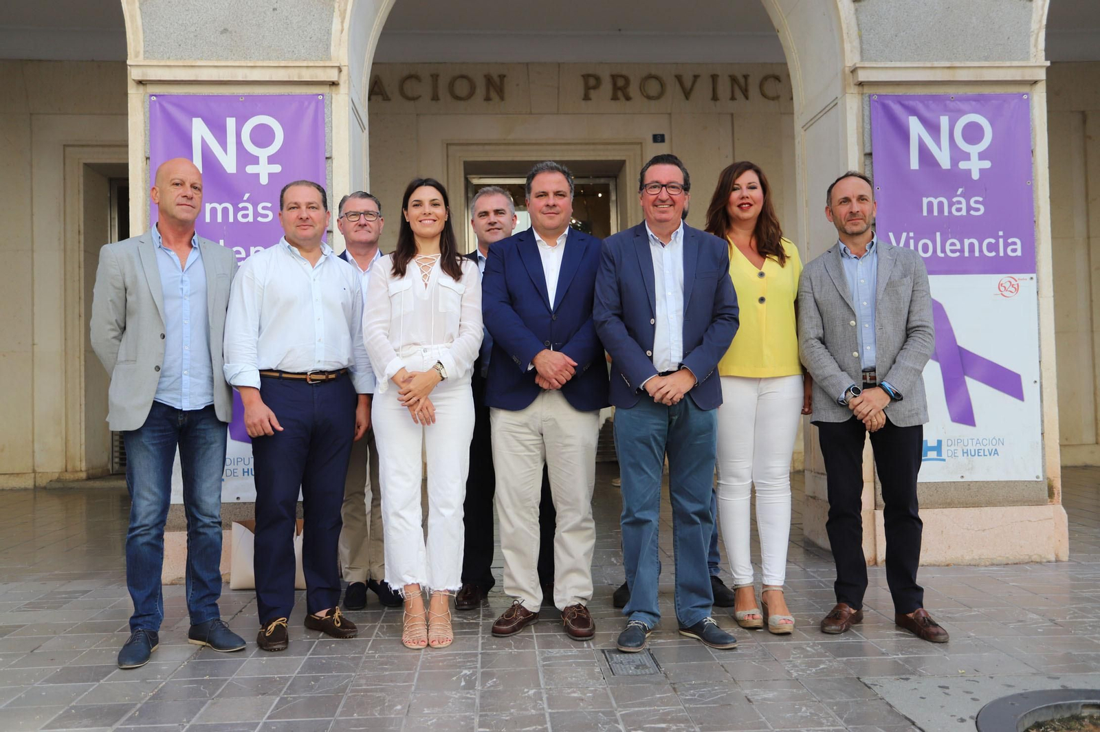 Foto de familia de los nueve diputados del PP junto a Manuel Andrés González. Foto de familia de los nueve diputados del PP junto a Manuel Andrés González.