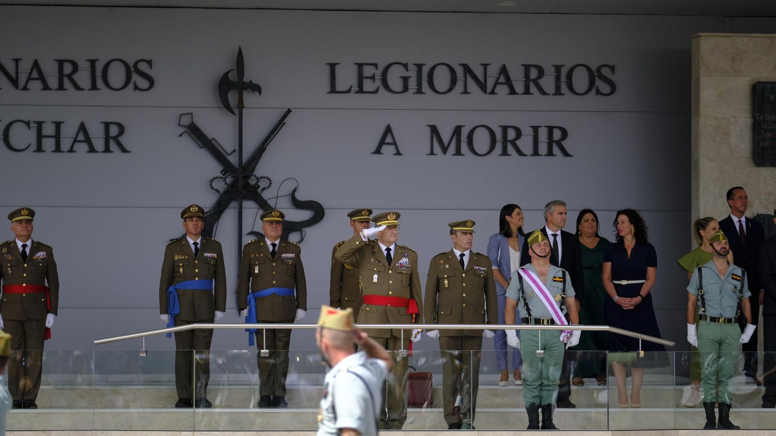 General de Ejército, Amador Enseñat y Berea, acompañado de otras autoridades civiles y militares, durante la parada militar.