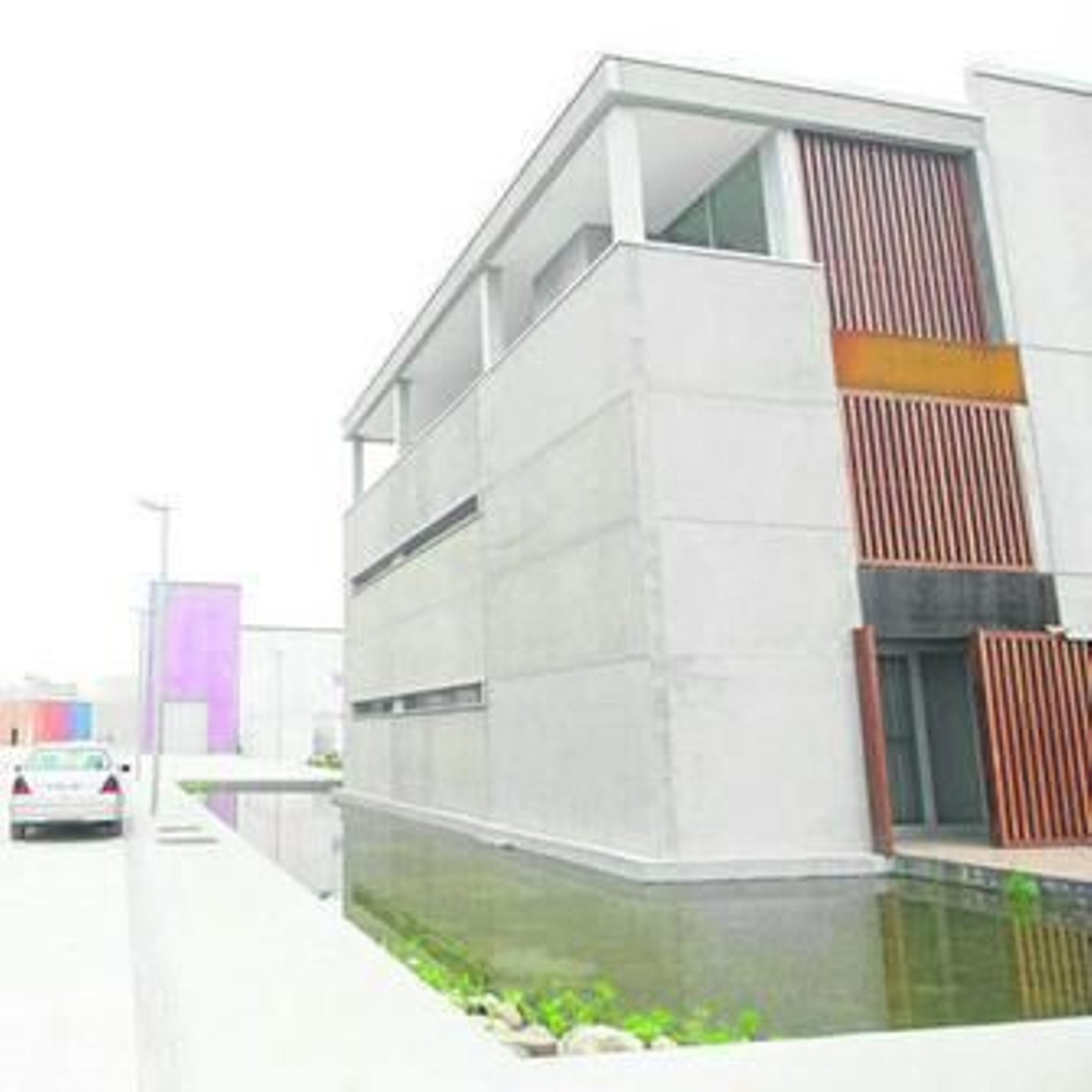 Uno de los edificios que componen la nueva planta depuradora de Algeciras.