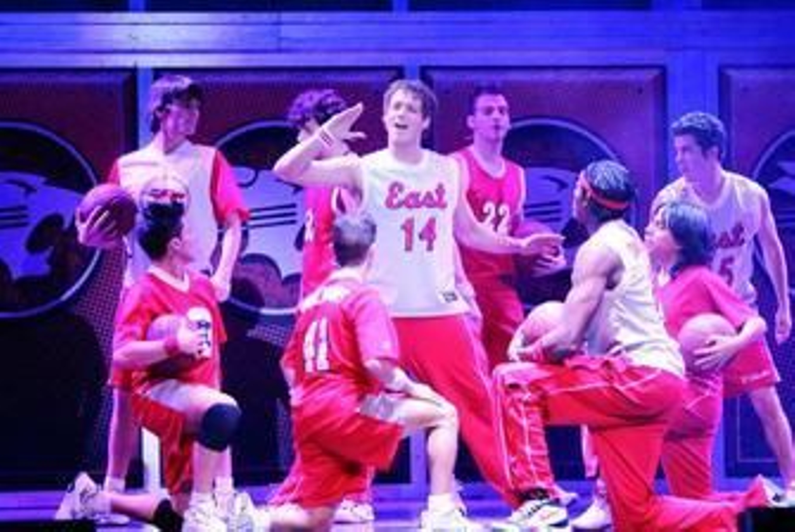 En la imagen, un momento de la obra con Troy rodeado del resto del equipo de baloncesto.