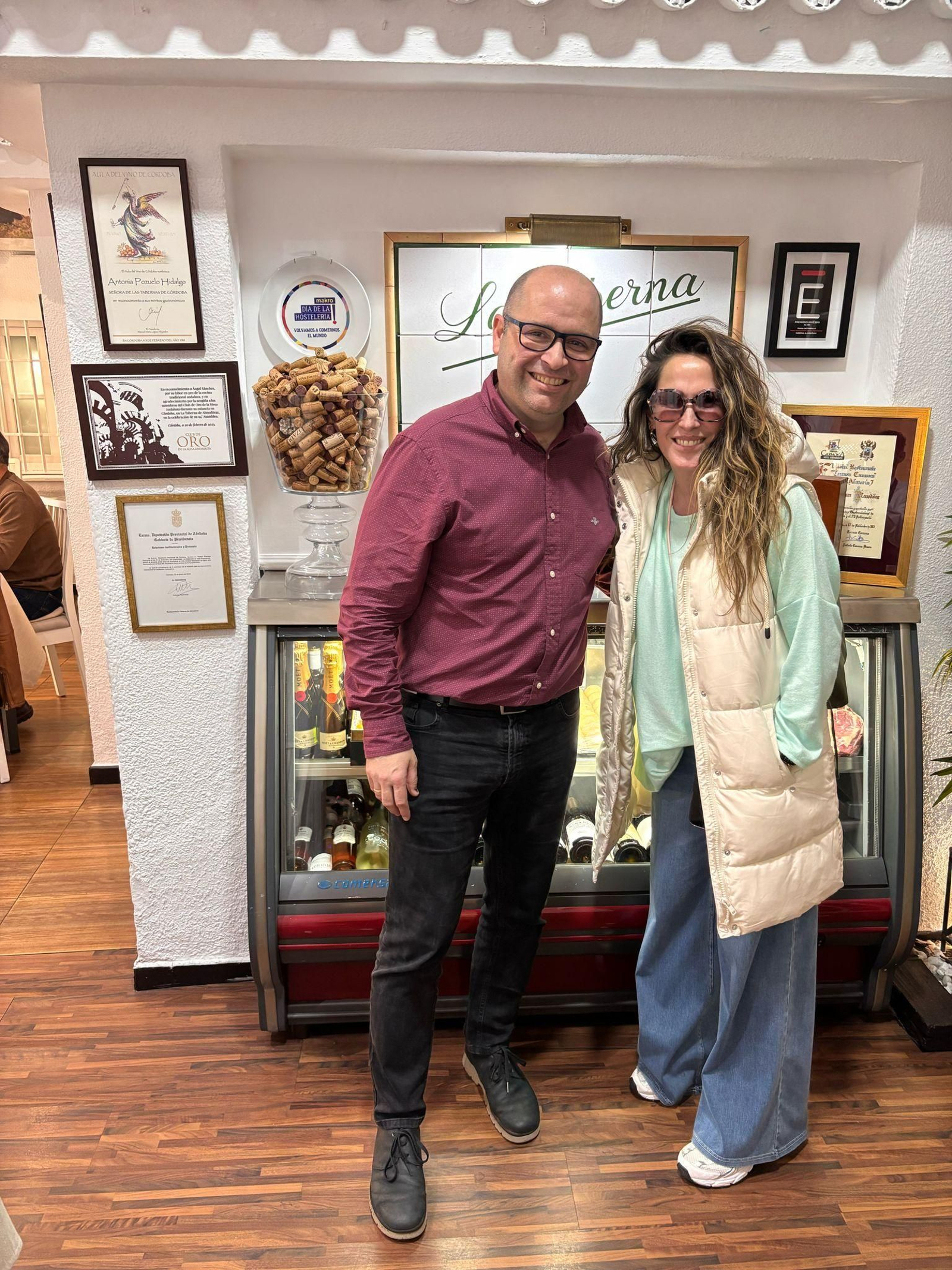 Ángel Sánchez, gerente de La Taberna de Almodóvar, junto a Malú