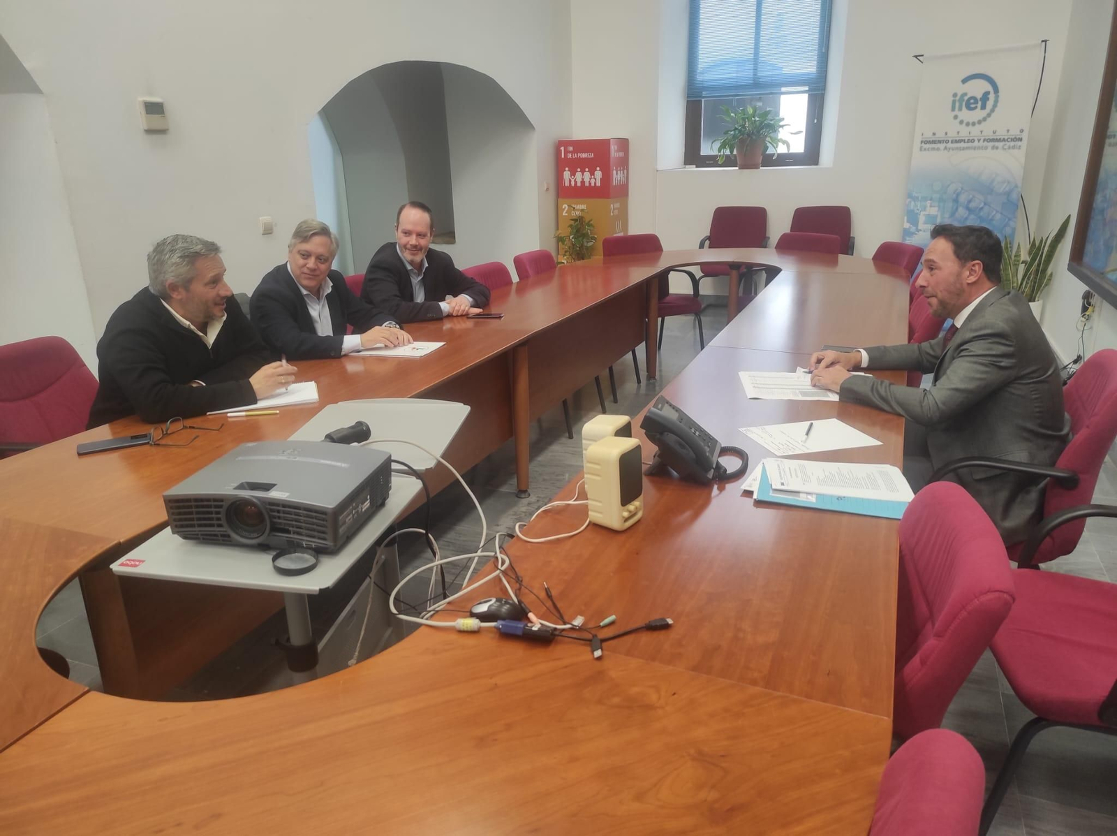 El concejal José Manuel Cossi, en una reunión con representantes de la oposición. El concejal José Manuel Cossi, en una reunión con representantes de la oposición.