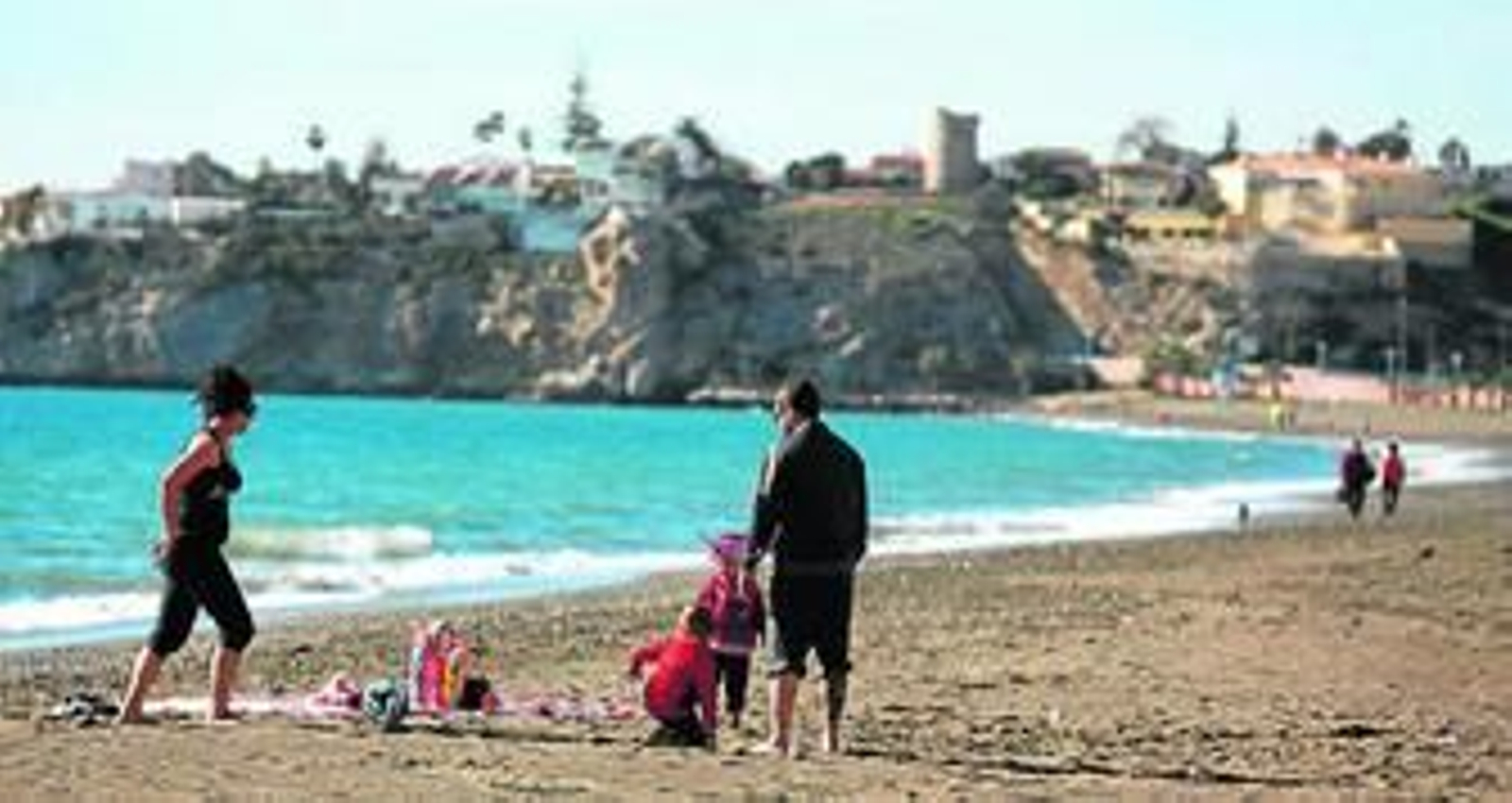 Una familia disfrutó de un día de playa el pasado domingo en Rincón de la Victoria.