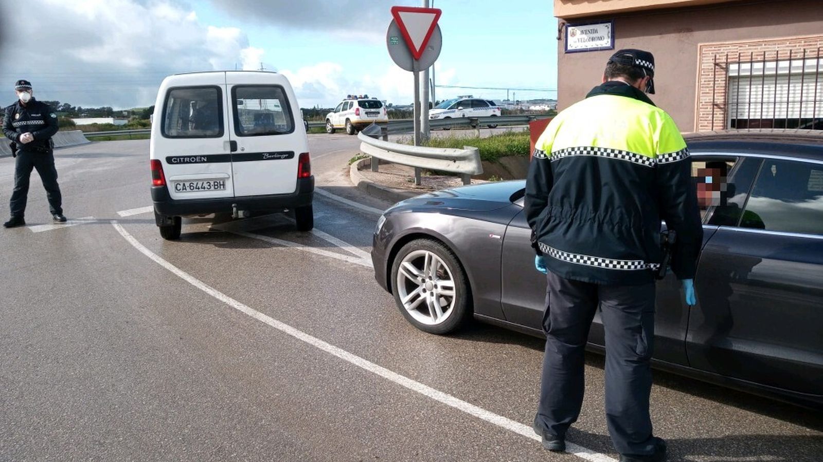 La Policía Local realiza un control de acceso a la ciudad en la zona de El Fontanal.