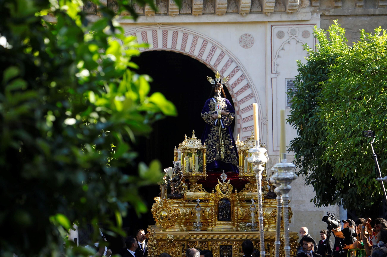 Las mejores fotos de los traslados de regreso de las hermandades tras el Magno Vía Crucis de Córdoba