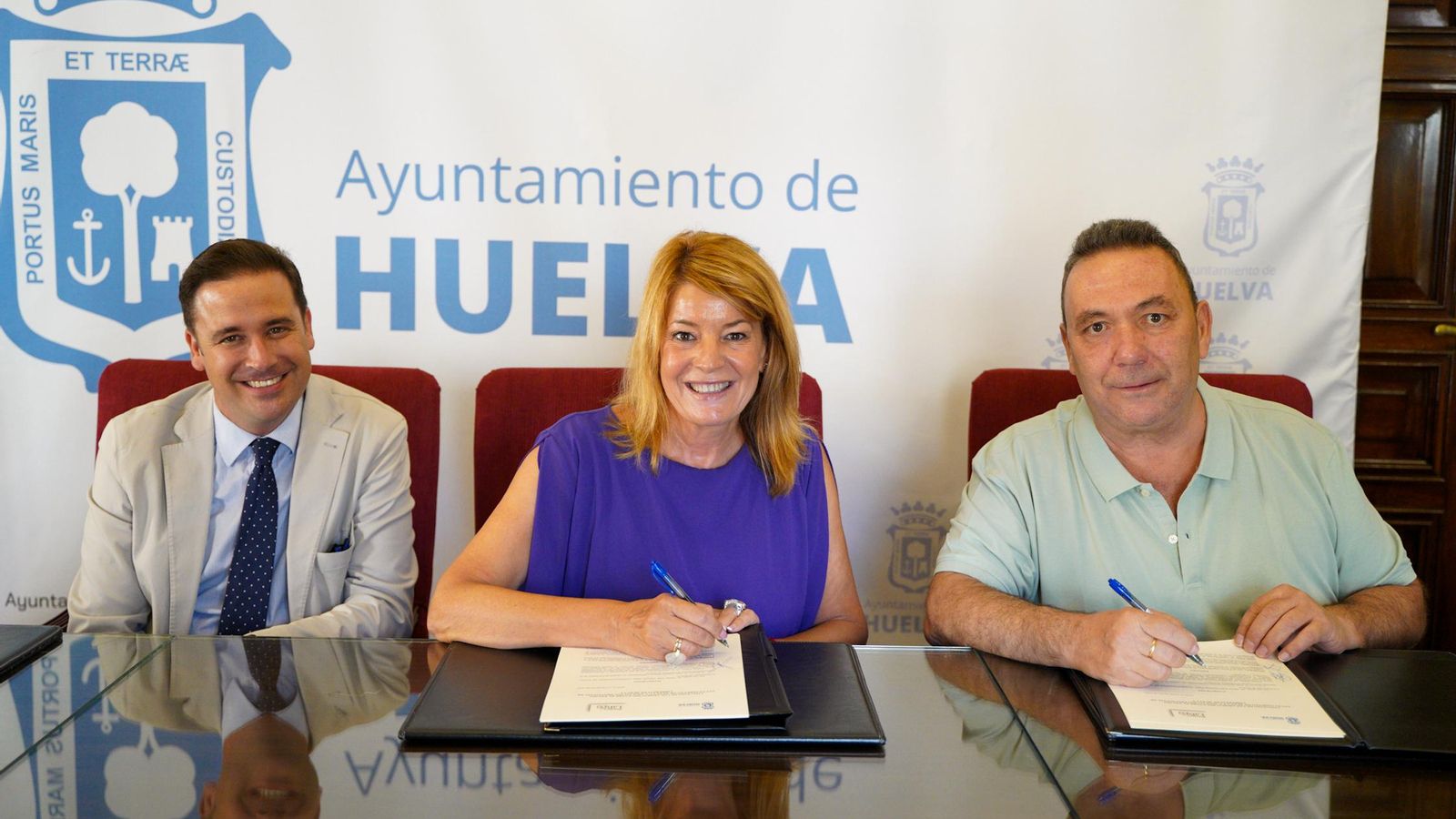 Juan Ignacio Molina, Pilar Miranda y Juan Antonio García en la firma del convenio. Juan Ignacio Molina, Pilar Miranda y Juan Antonio García en la firma del convenio.