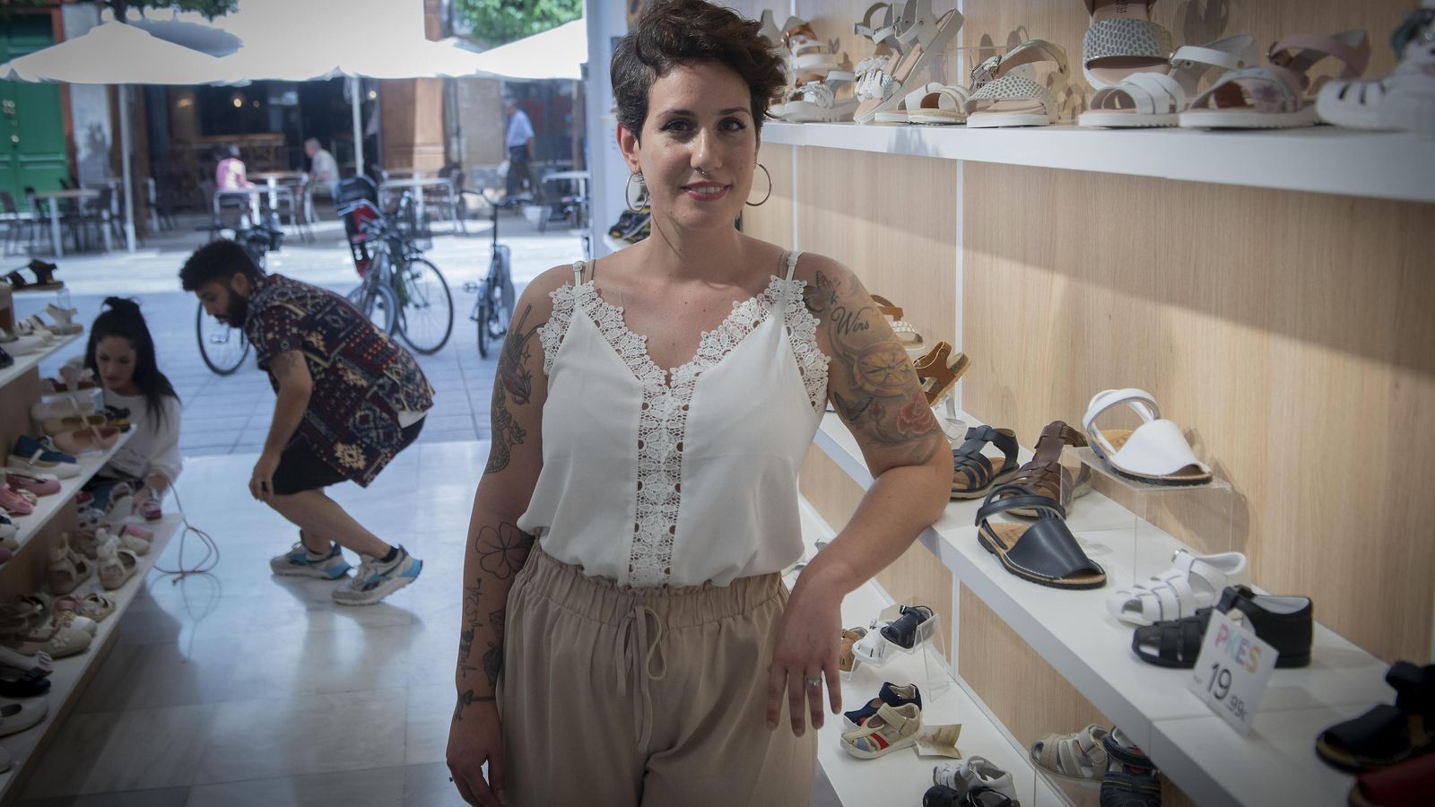 Patricia Armario, de la zapatería Pkes, en la calle San Jacinto.