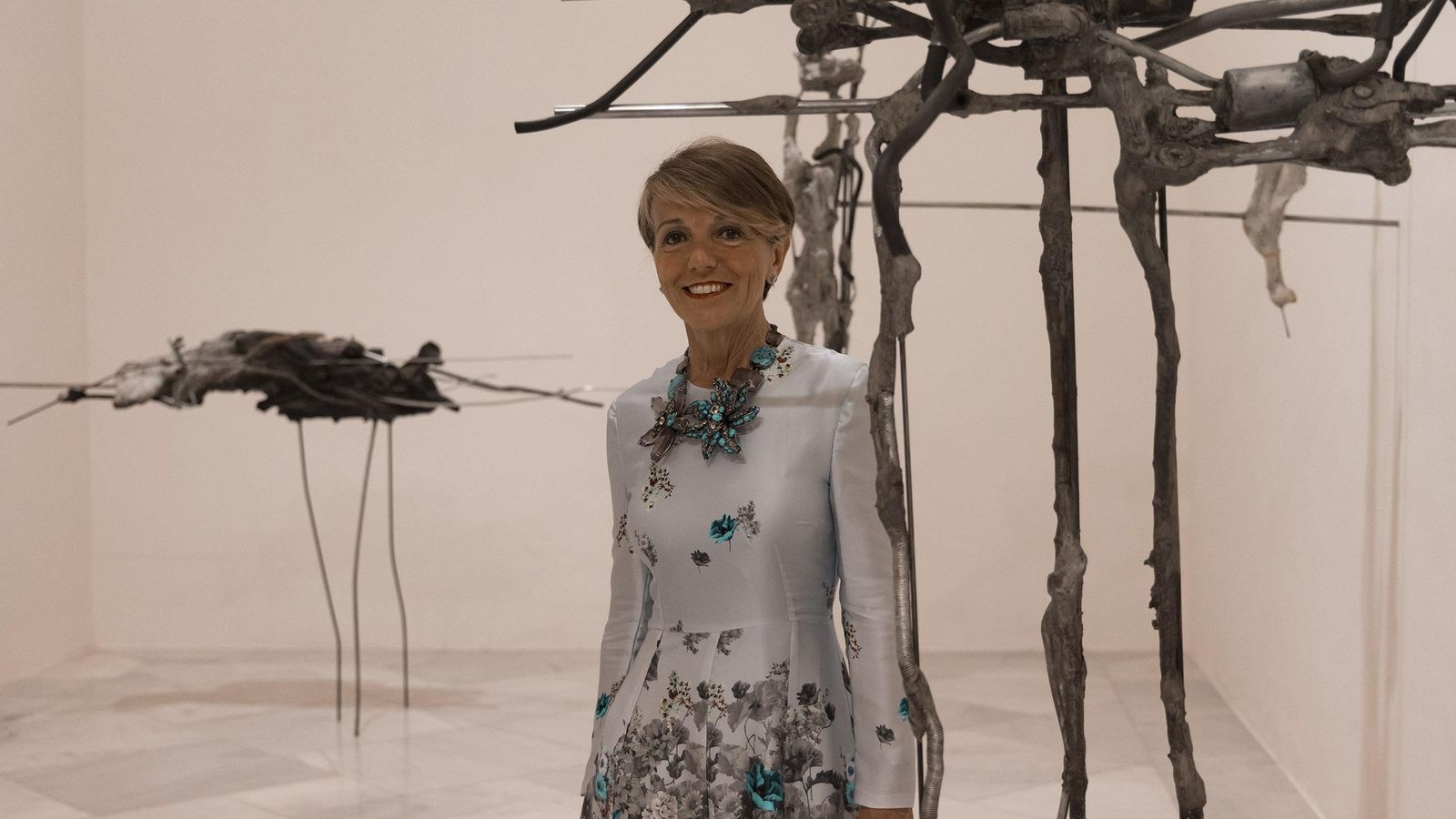 Patrizia Sandretto, ante las esculturas de Giulia Cenci.