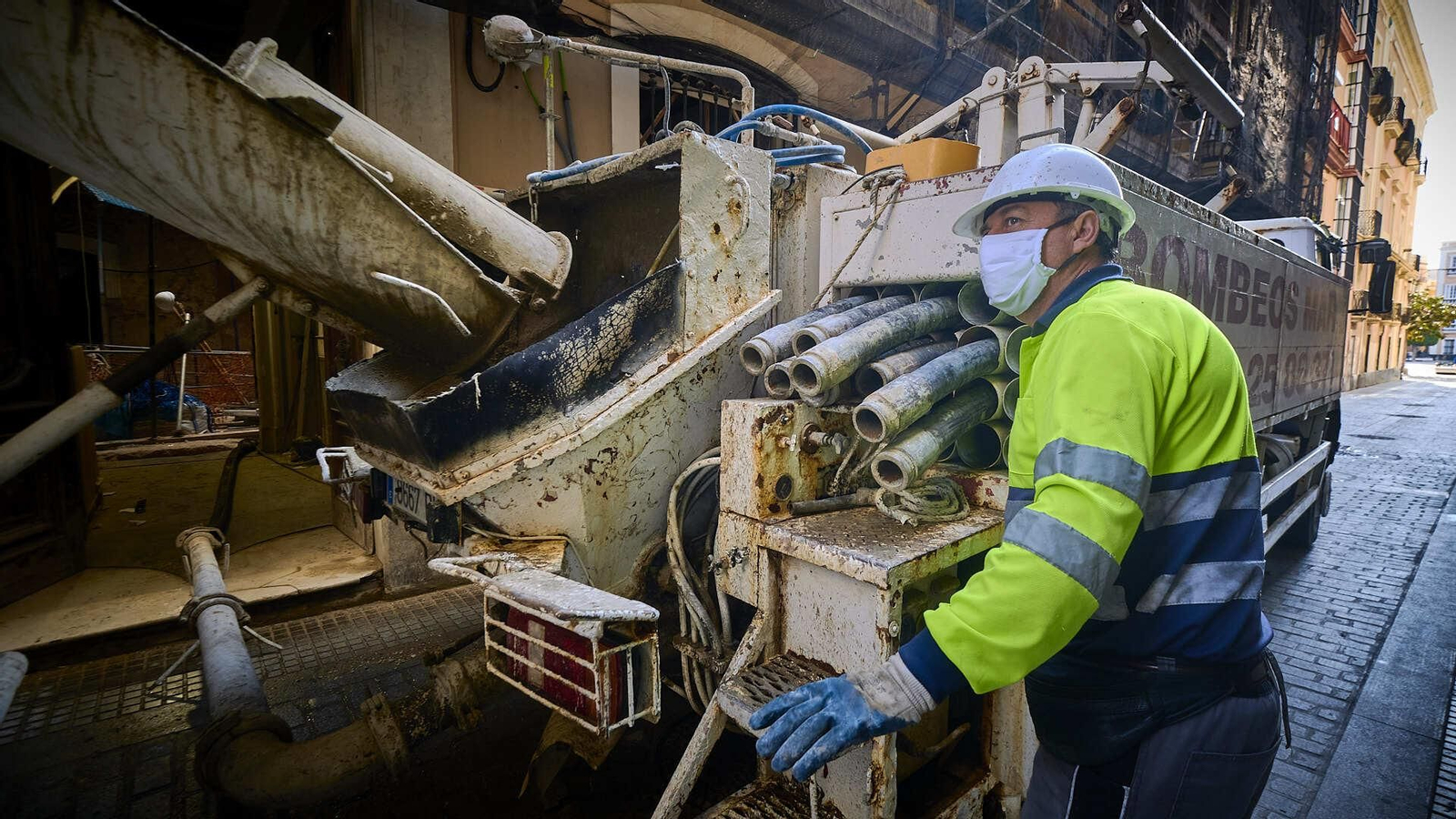Un operario de camión hormigonera en una obra del centro