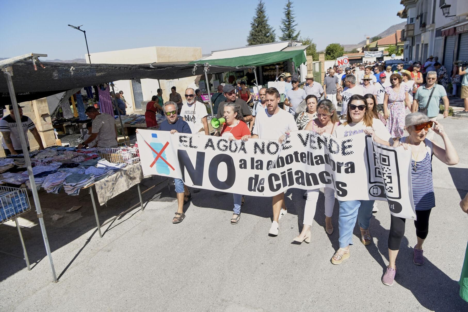 Así se han manifestado por las calles de Padul en contra de la embotelladora de Cijancos