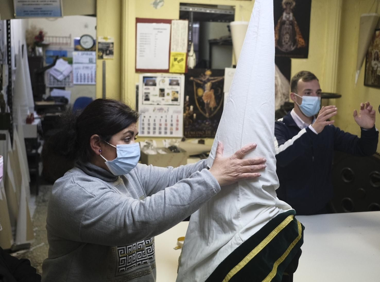 Las fotografías de la cuenta atrás para la Semana Santa en una tienda de capirotes de Córdoba