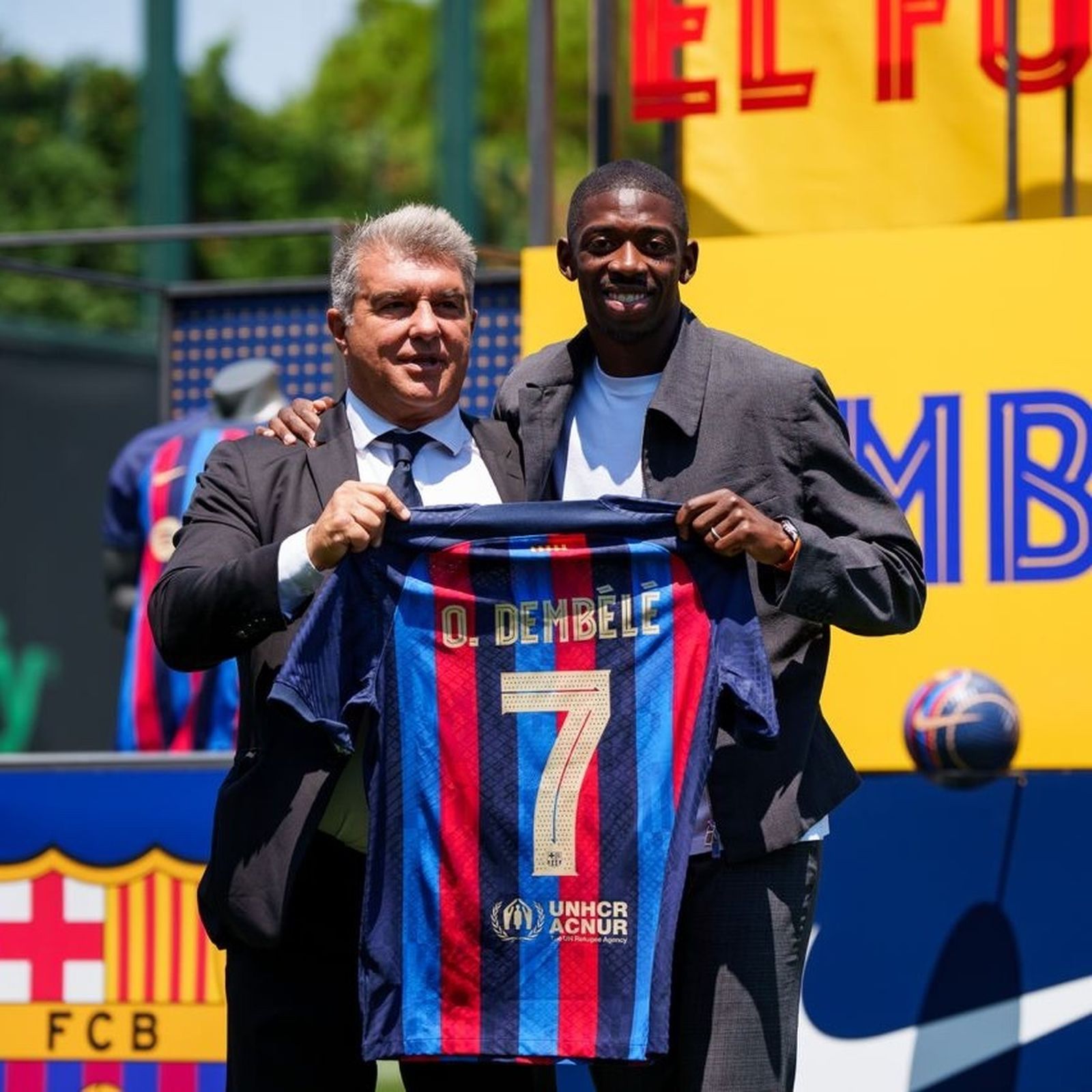 Dembélé posa con su camiseta junto a Laporta