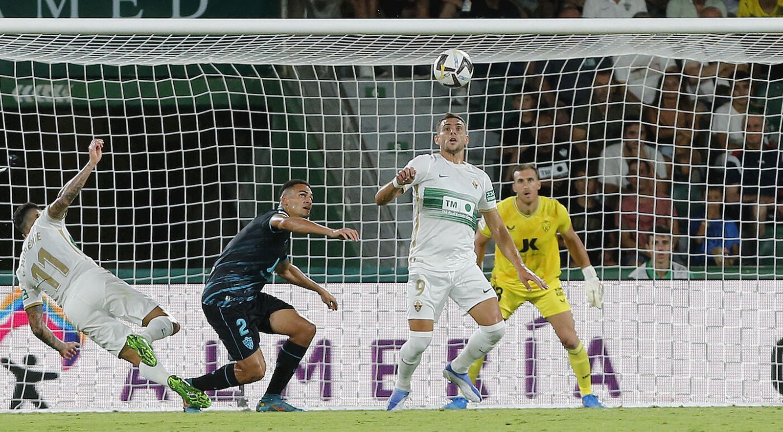 El Almería está incorporando buenos centrales, como Babic, Ely o Kaiky, en la imagen con Boyé