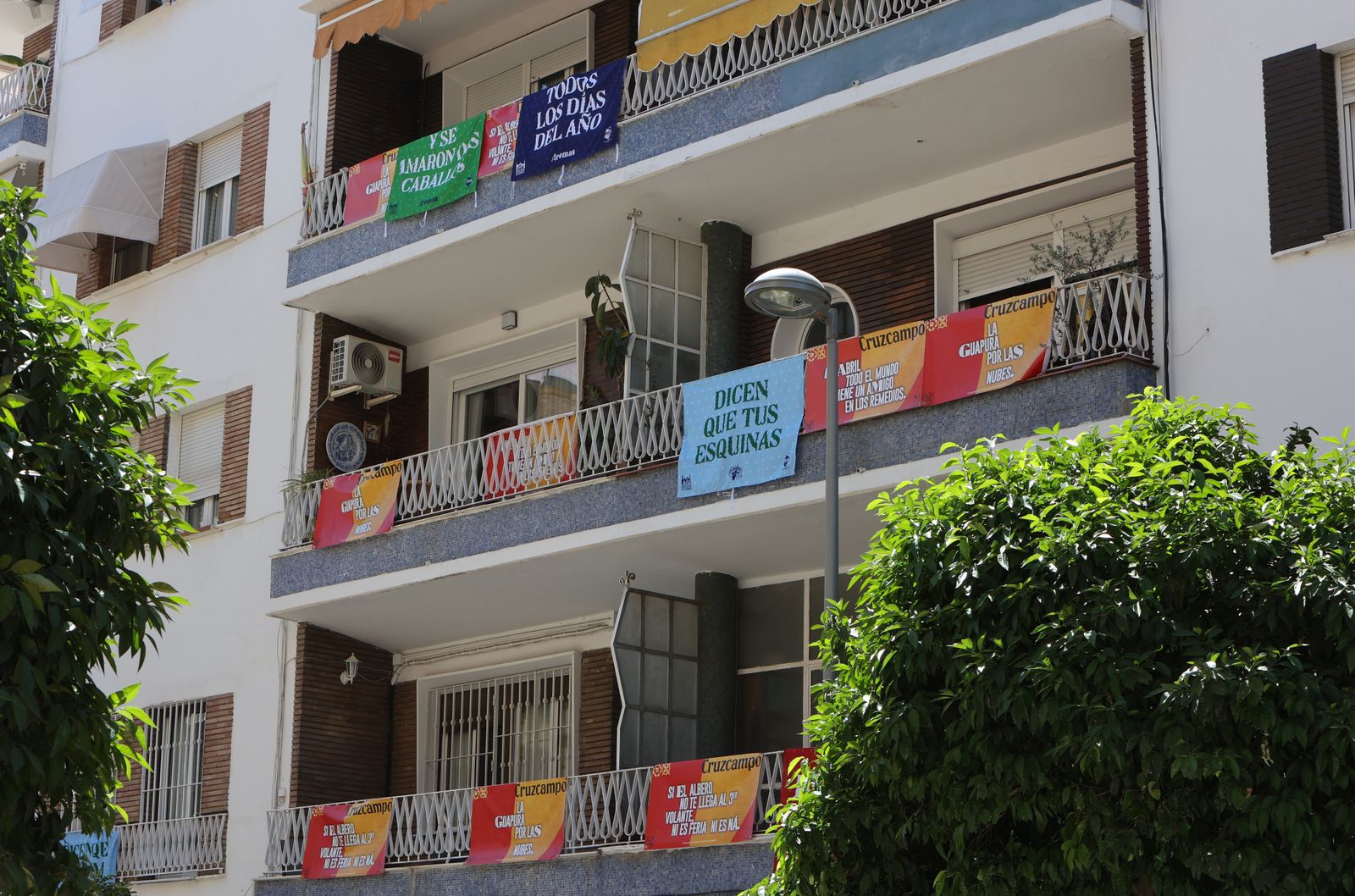 Banderolas y colgaduras en los balcones de Los Remedios