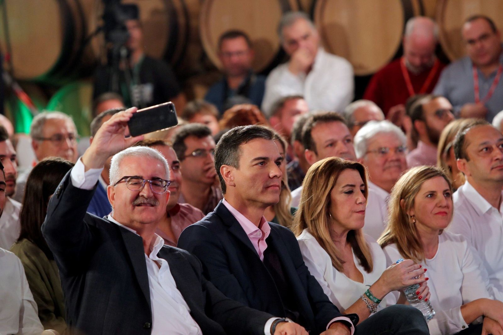 Pedro Sánchez y Susana Díaz, entre el vicepresidente Jiménez Barrios e Irene García, hoy en Chiclana, durante el mitin.