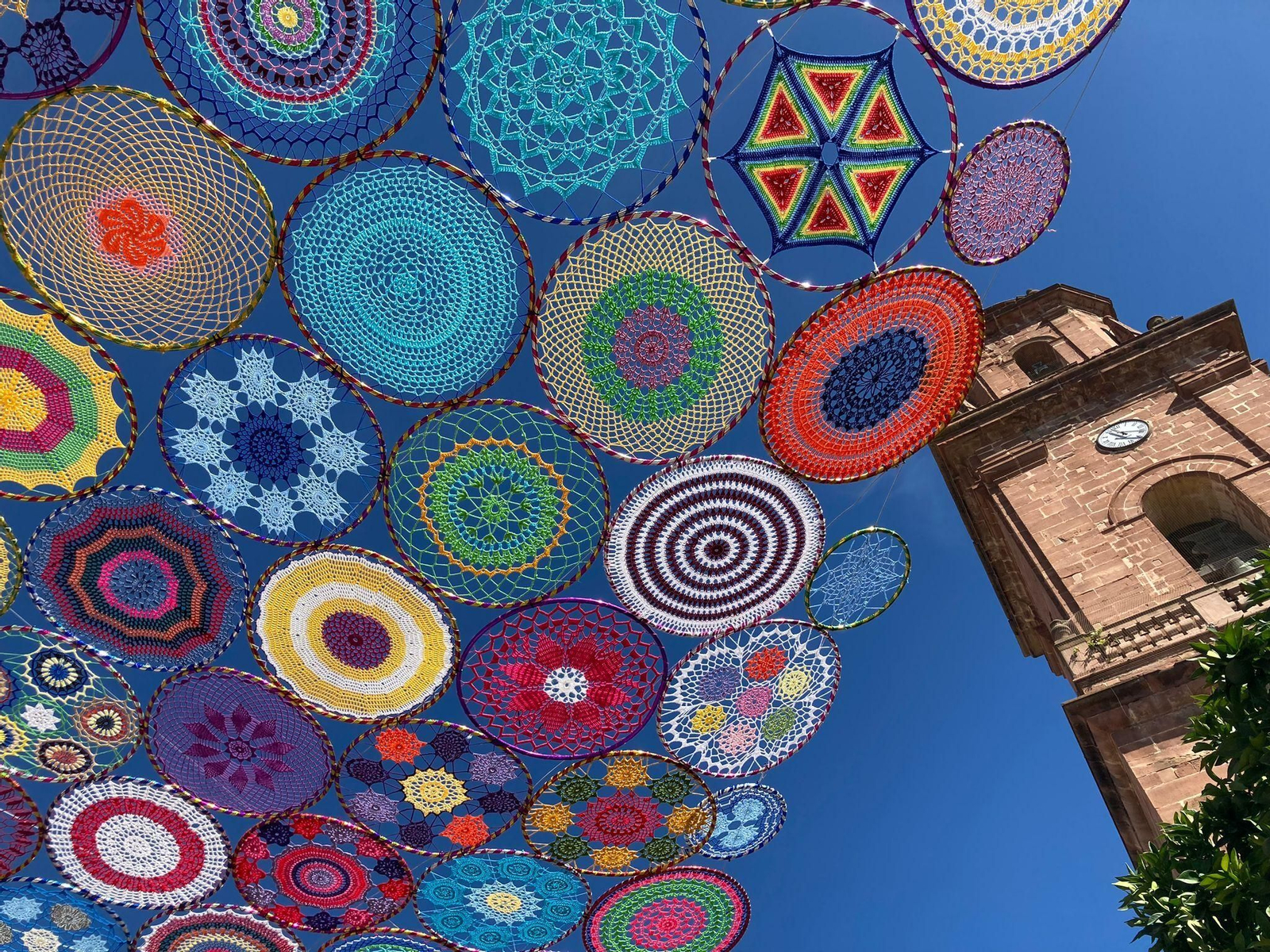 Un paseo en fotografías bajo el gran toldo de croché de Montoro