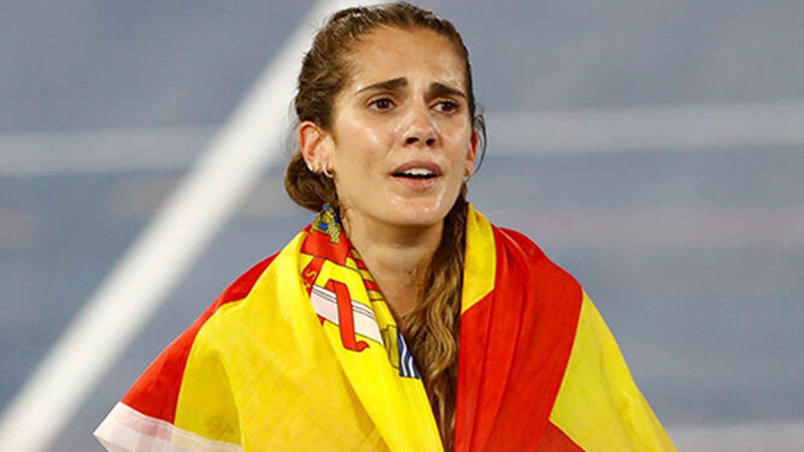Marta García, con la bandera de España tras ganar la medalla de bronce.