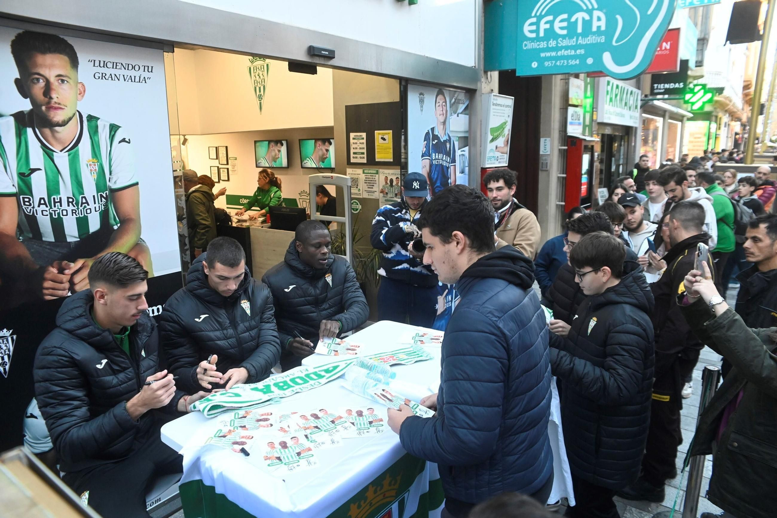 Furor en la tienda del Córdoba CF: las fotos de la firma de autógrafos de Requena, Fomeyem y Adri Fuentes