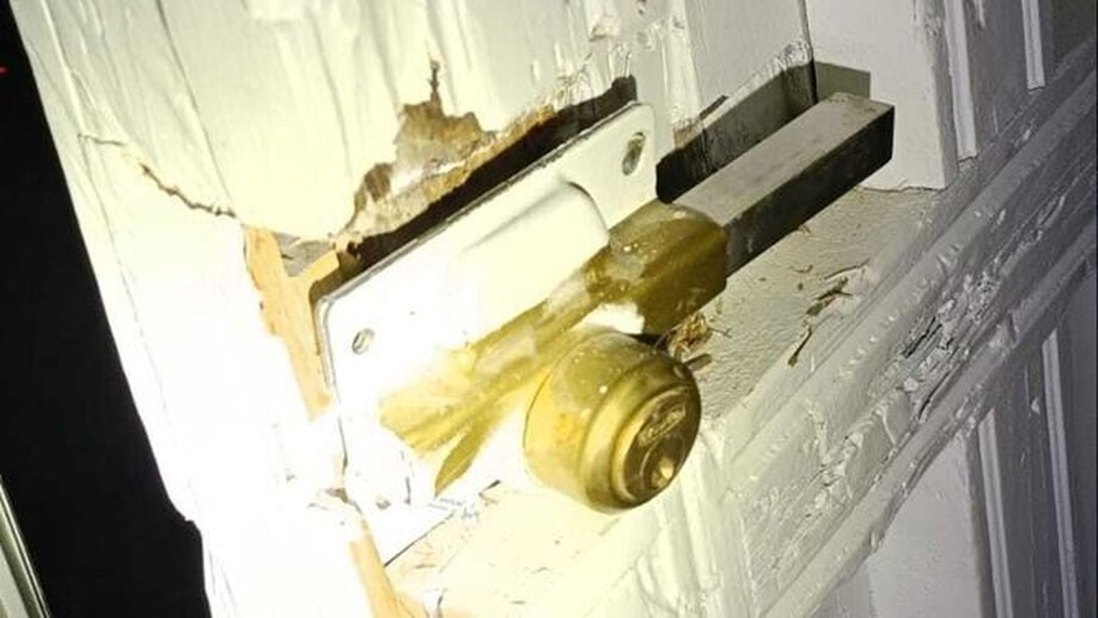 El estado en quedó una de las cerraduras de la casa.