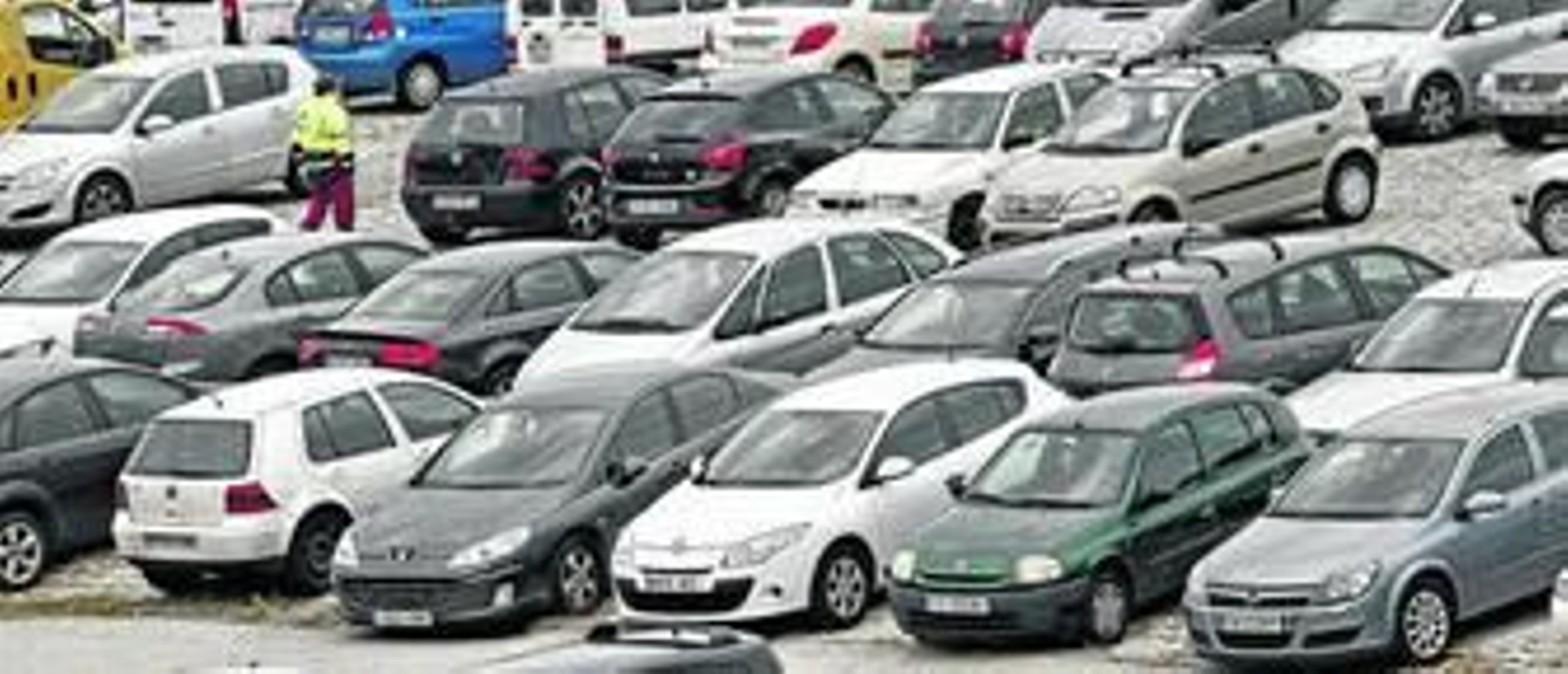 La explanada se usa como aparcamiento durante el año.