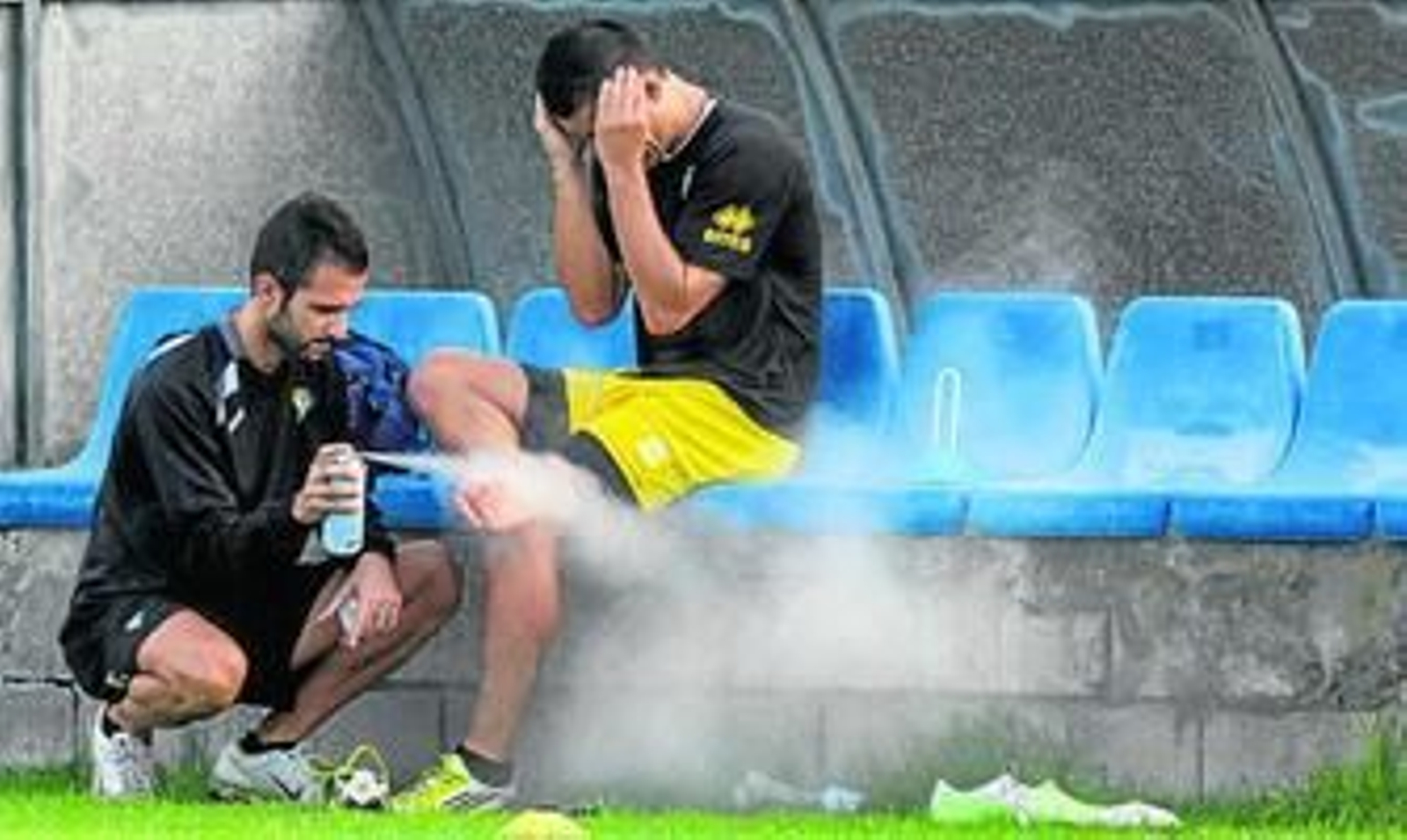 Mikel Martins es atendido del empeine dañado.