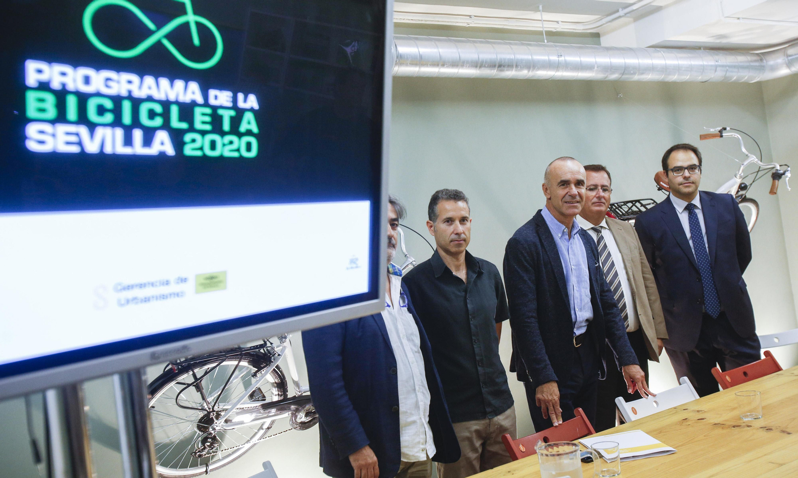 Javier Huesa, Manuel Calvo, los ediles Antonio Muñoz y Juan Carlos Cabrera, y Jose Lorenzo (director de Movilidad) ayer en el Centro de la Bicicleta.