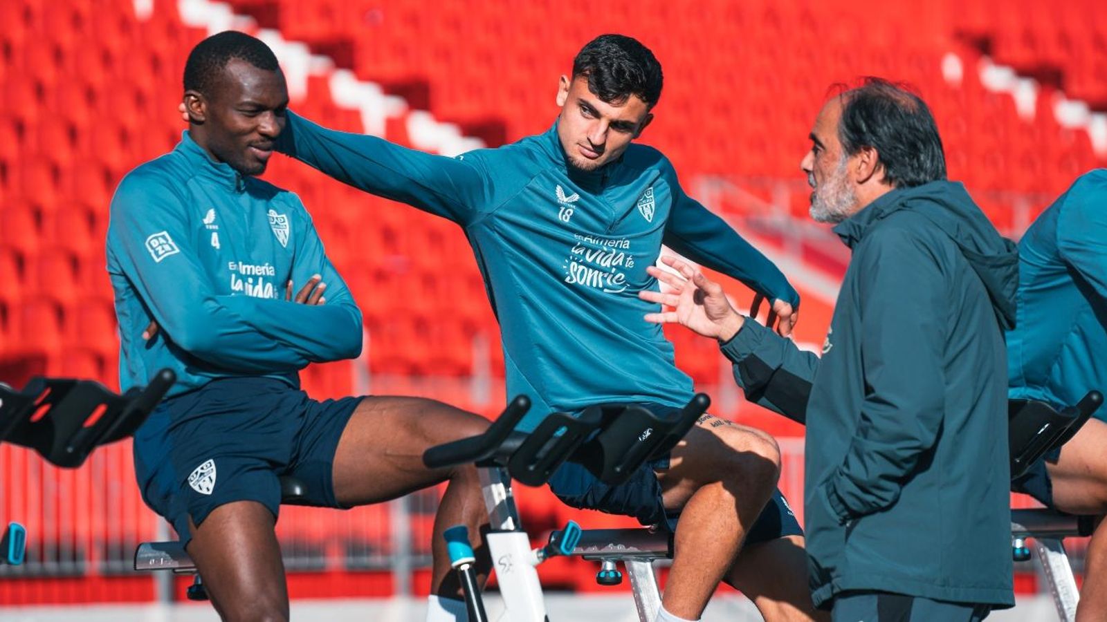 Bruno Langa y Marc Pubill, con la ropa de entrenamiento de la marca británica.