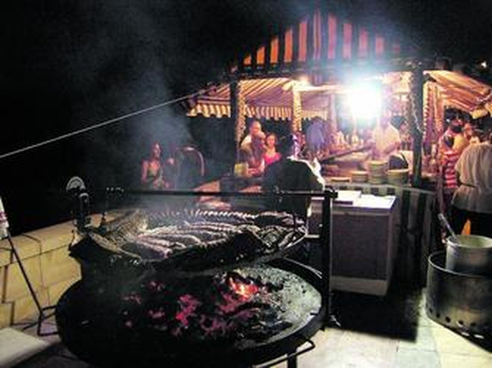 Un mercado marinero viste de magia medieval el castillo de Santa Ana