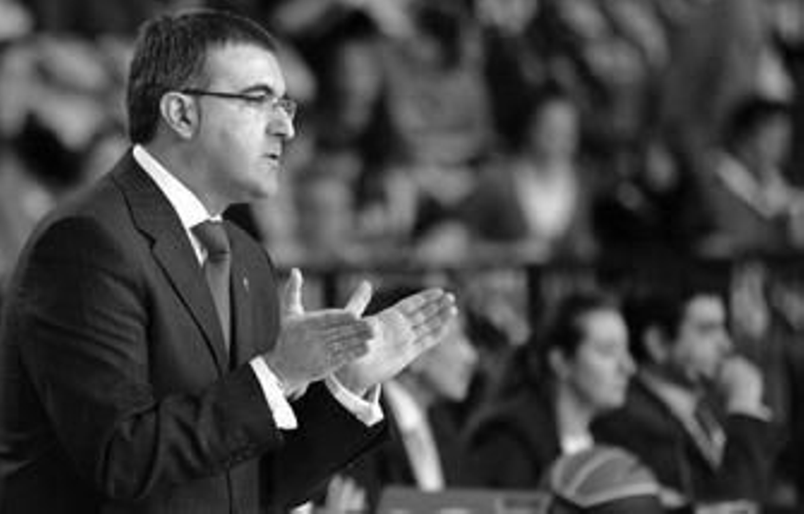 David Doblas camina entre aficionados del Bruesa en las celebraciones del primer ascenso donostiarra.