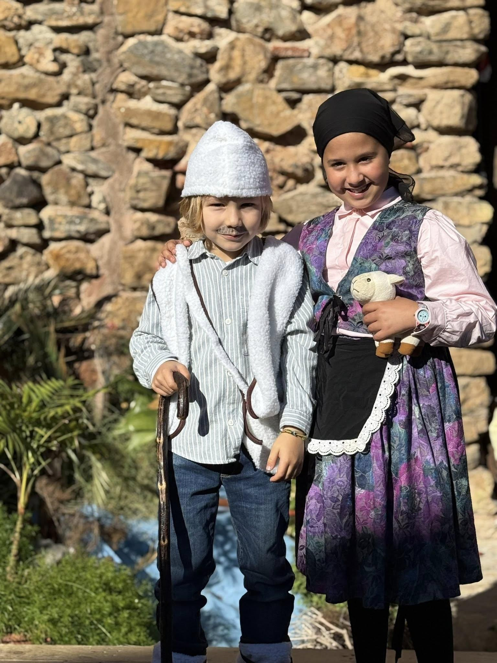 Así fue la inauguración del Belén Municipal de Mojácar entre villancicos y dulces navideños