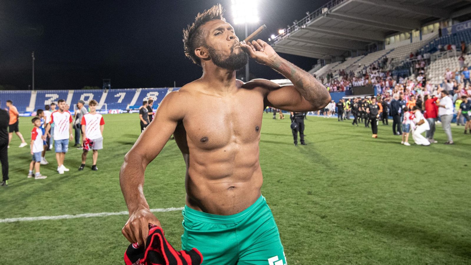 Diego Sousa fumándose un habano para festejar el ascenso