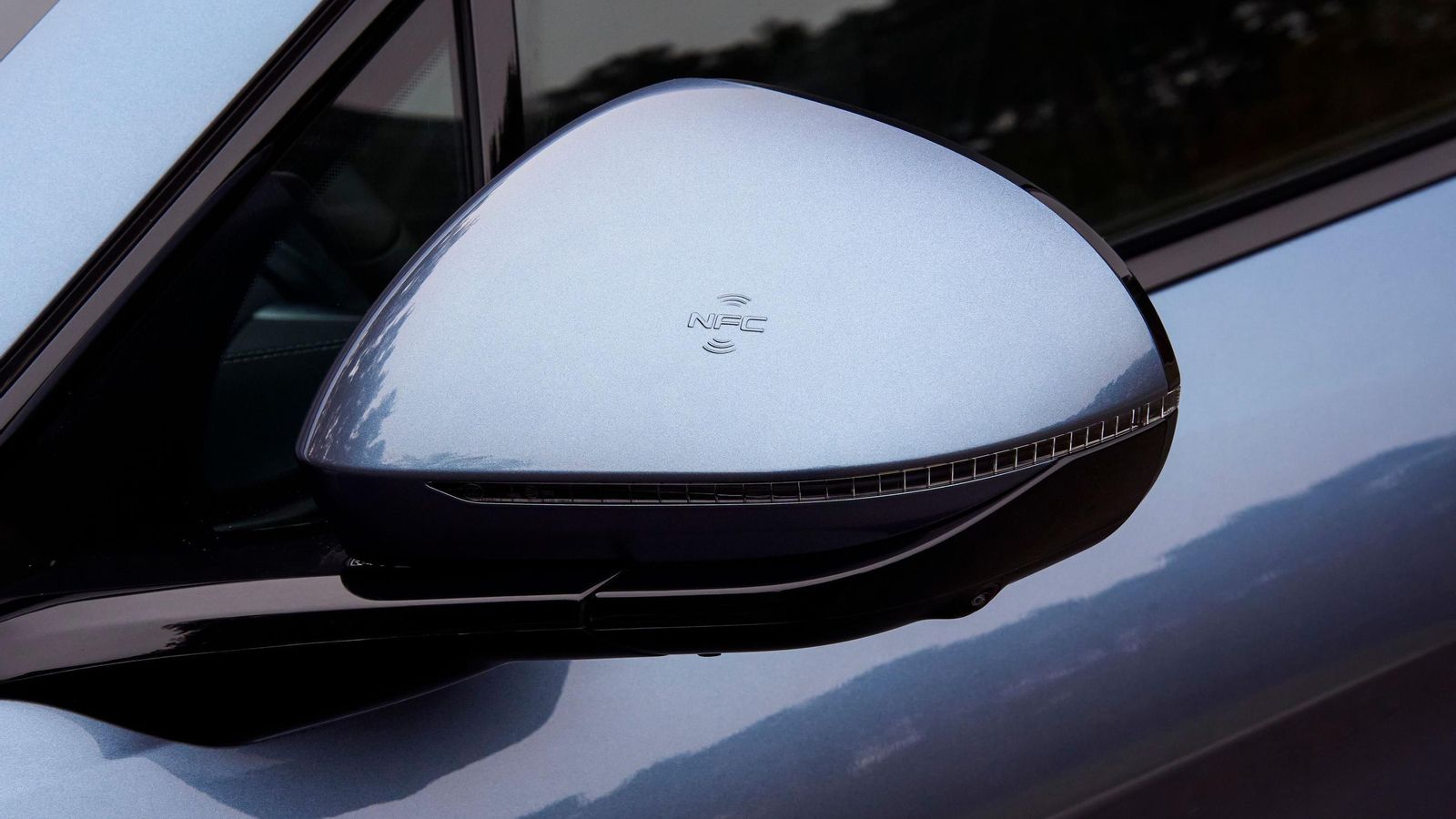 Entre el equipamiento de serie está la tecnología NFC que permite controlar la apertura y cierre del coche desde el teléfono móvil.