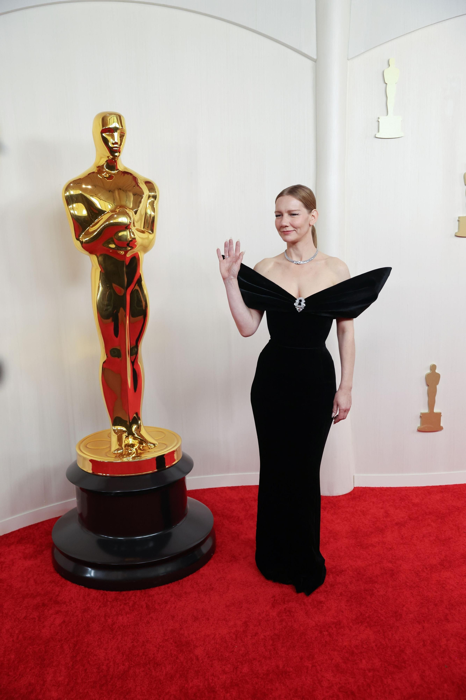 En línea con Longoria, la actriz alemana Sandra Huller, también optaba por el negro  con unas mangas que se elevaban como una mariposa, obra de Schiaparelli