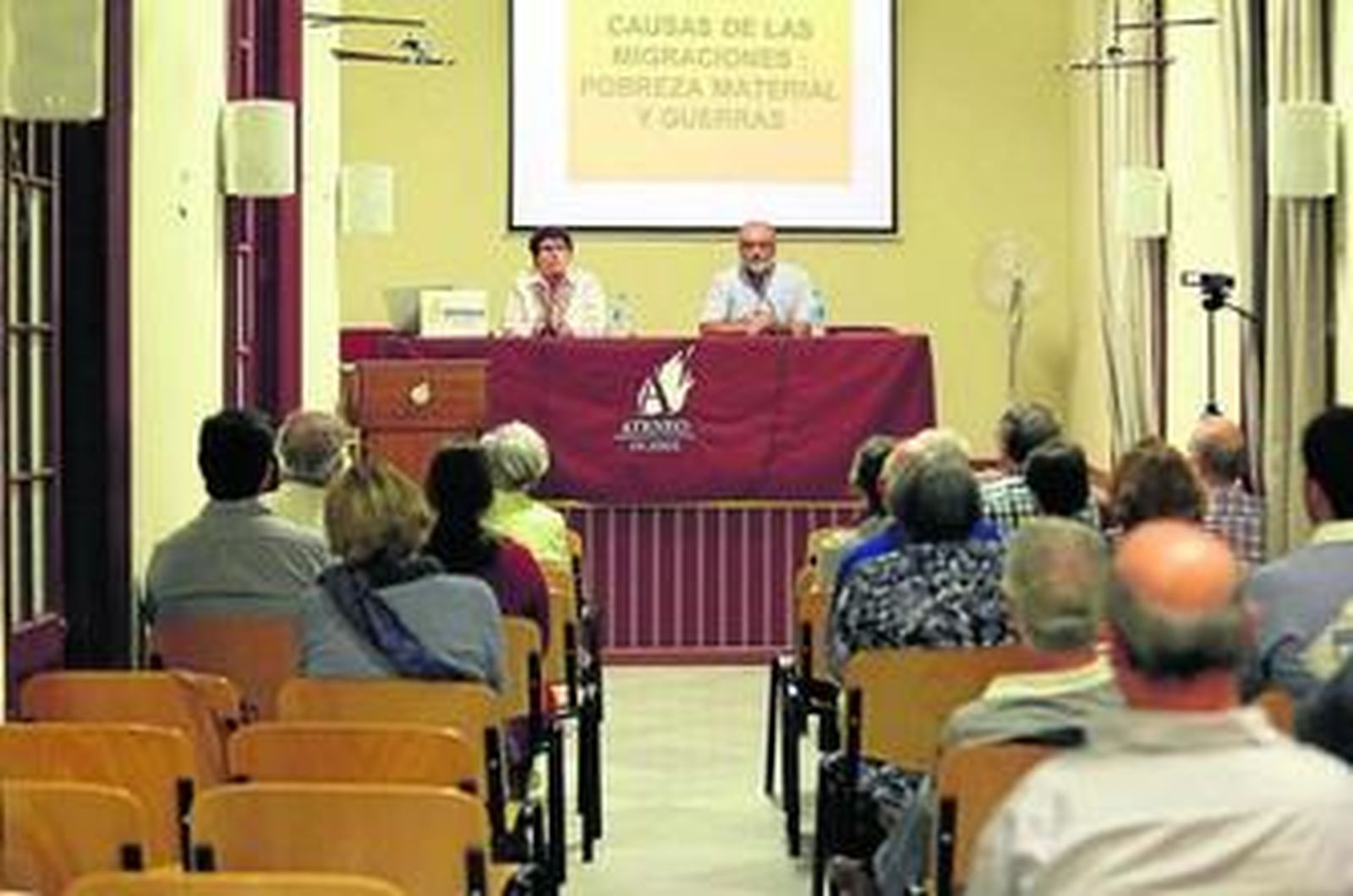 Un momento de la conferencia ayer de María Dolores Pérez Murillo en el Ateneo de Jerez.