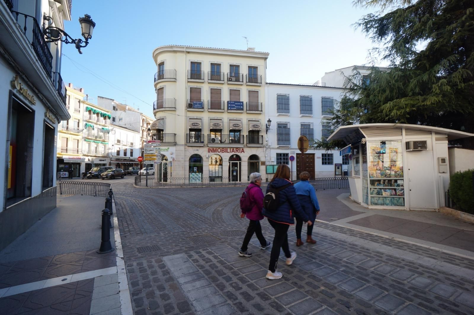 Varias personas caminan en Priego de Córdoba.