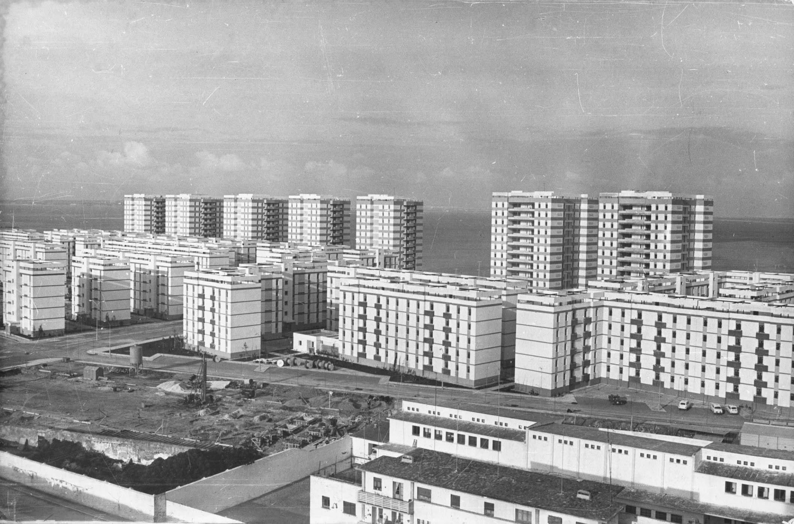 Una imagen de la barriada de la Paz cuando aún no estaban construidos todos sus edificios.