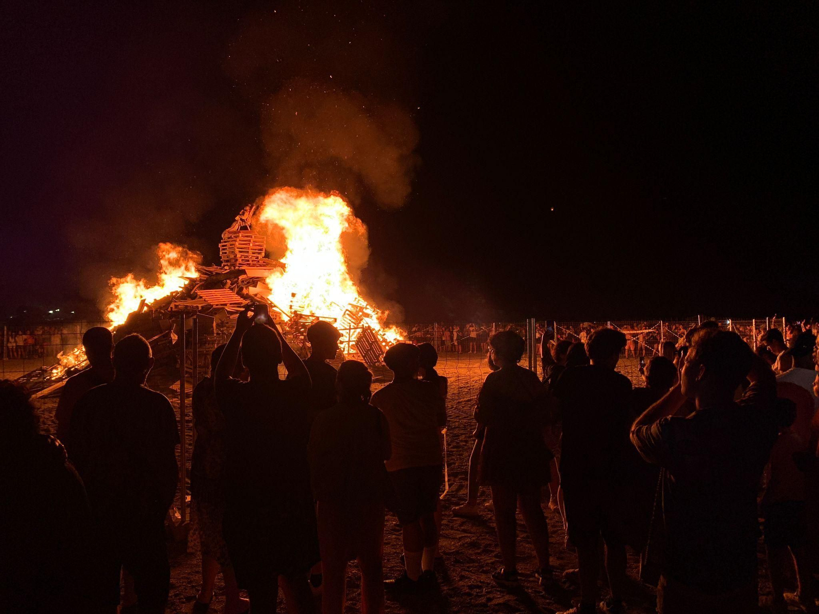 Hogueras, música y diversión: la Costa celebra una mágica noche de San Juan
