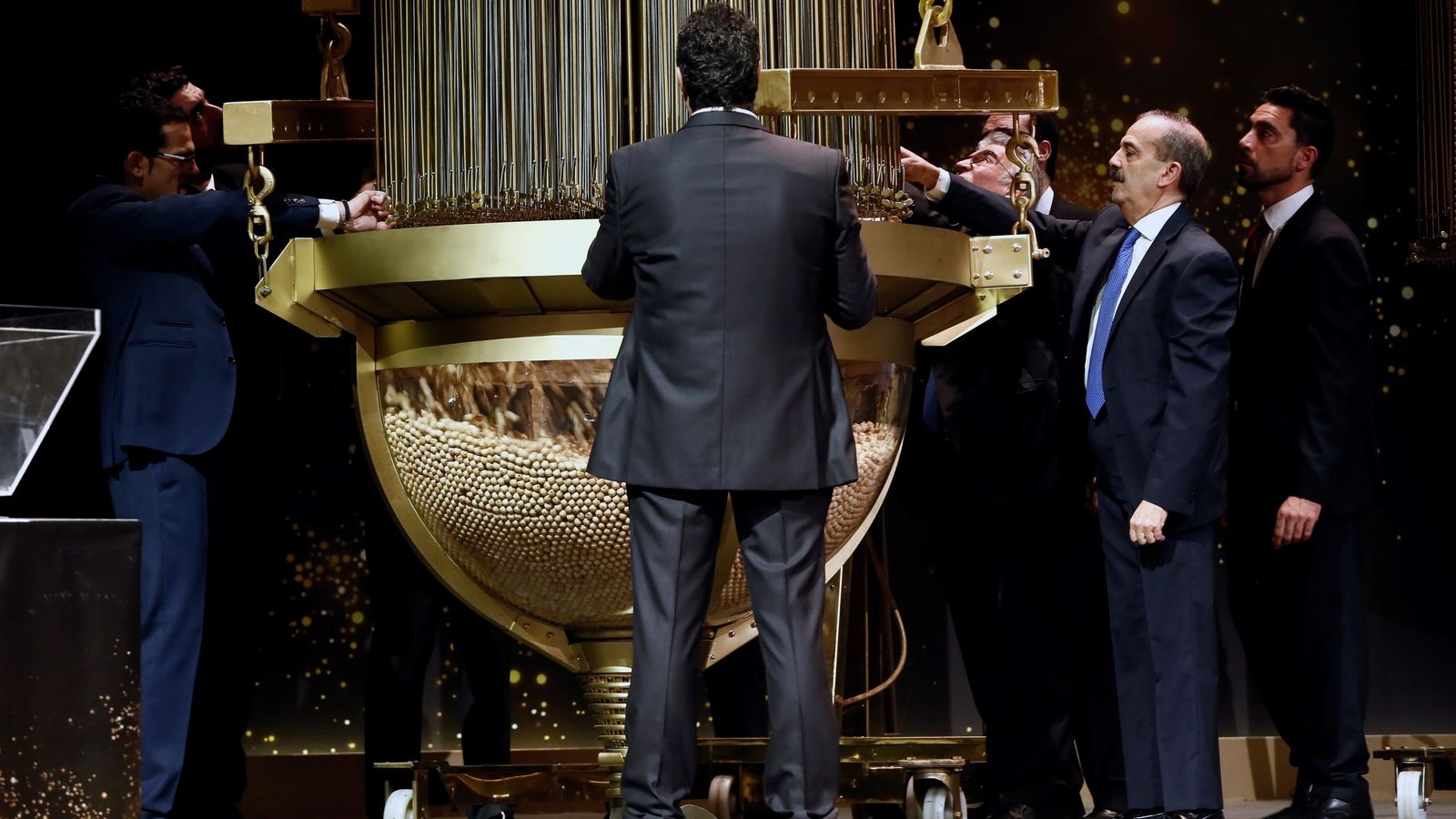 Las bolas del sorteo de Navidad cayendo del paraguas a la tolva