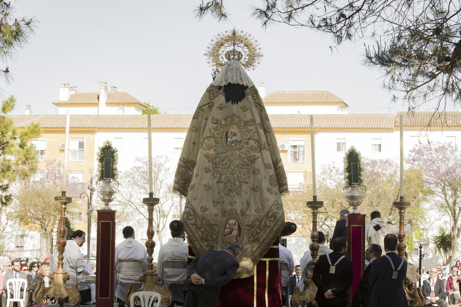 Misa de campaña frente a la parroquia del Cristo de la Sed con la Virgen del Carmen