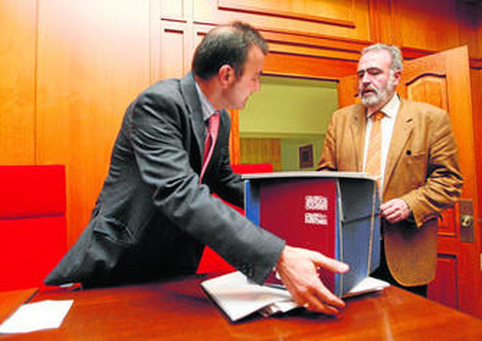Francisco Tejada y Alfonso Igualada, ediles de IU, conversan antes de iniciarse un Pleno.