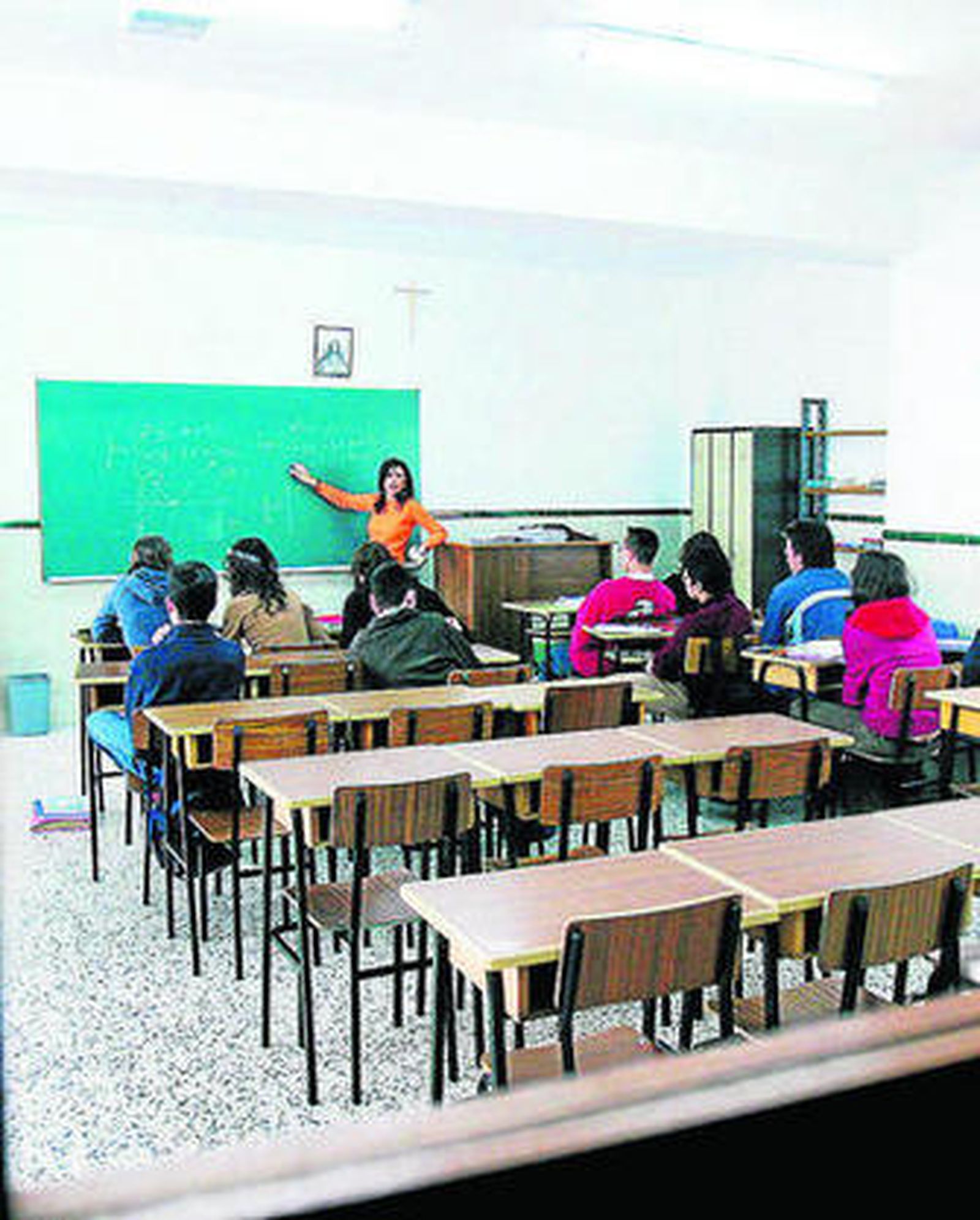 Una docente imparte clase en un colegio concertado de la capital.