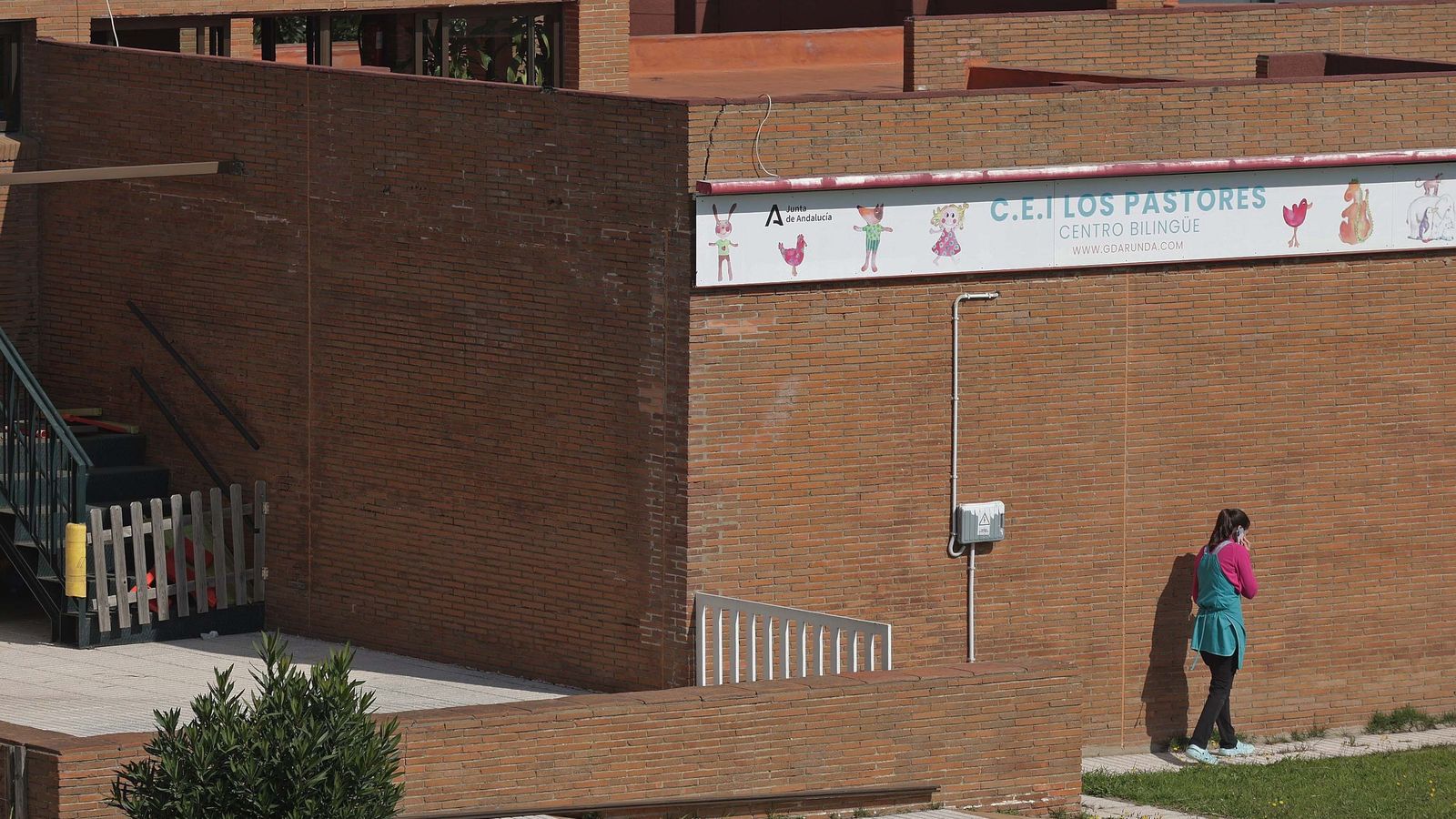 Uno de los laterales y patios interiores del centro.