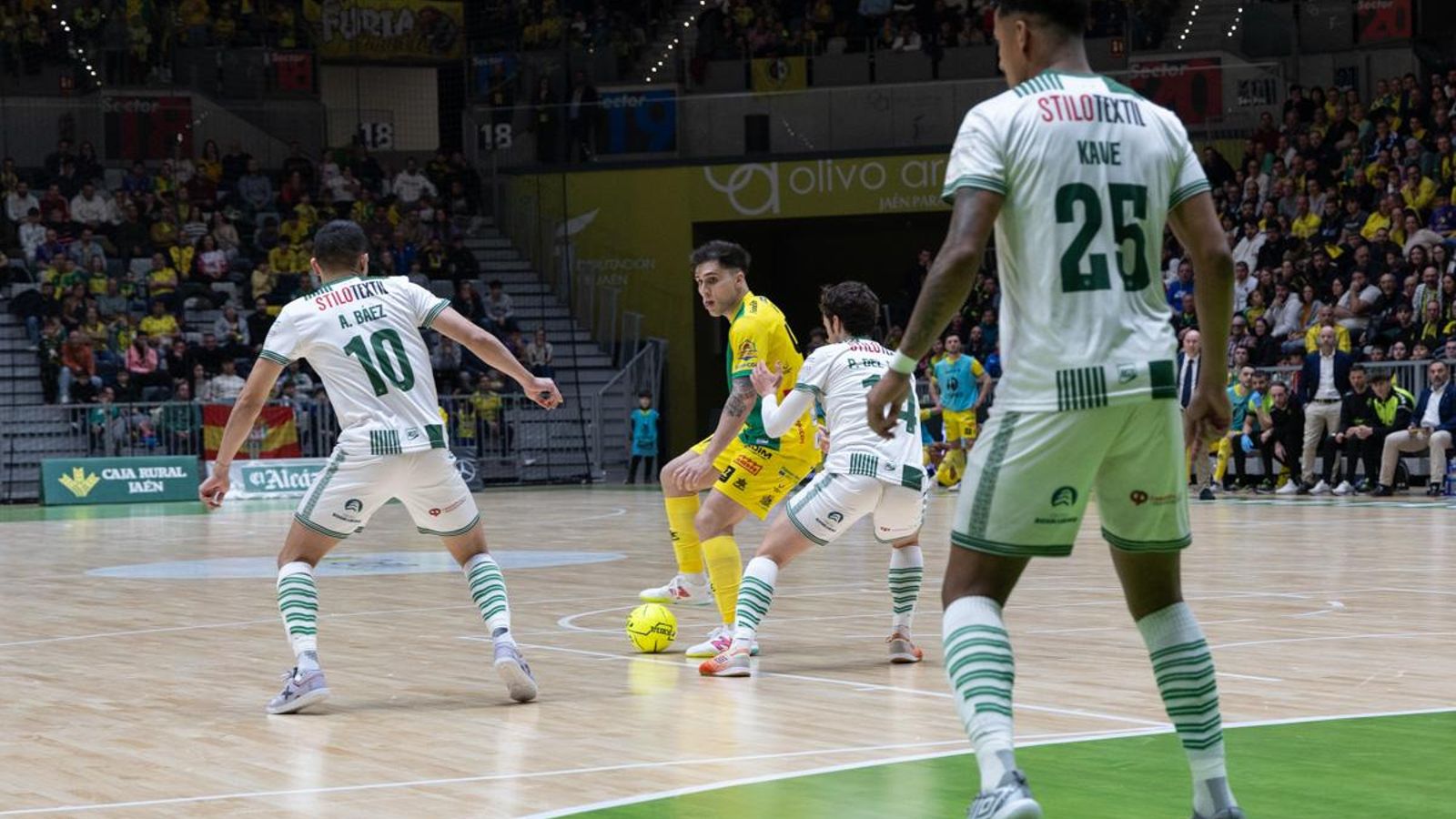 Mati Rosa, rodeado de jugadores blanquiverdes en el duelo en el Olivo Arena.