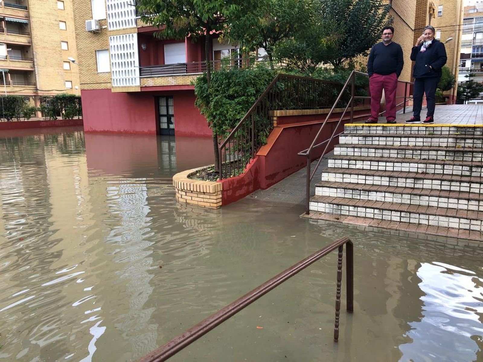 Los comercios de la la avenida de Castilla de La Antilla están prácticamente todos afectados y muchos coches y bajos de edificios