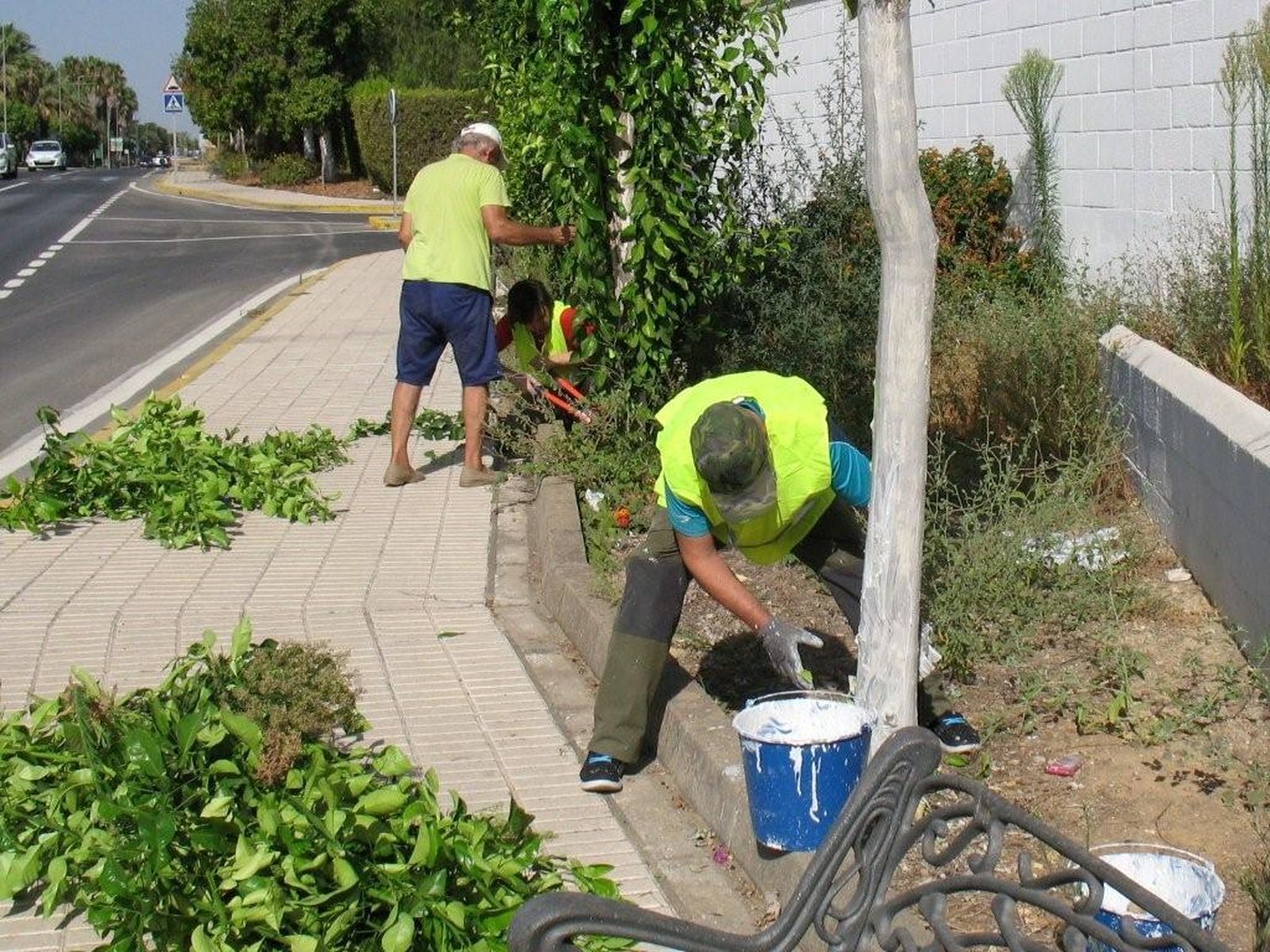 Algunos de los vecinos que, voluntariamente, estuvieron limpiando el pasado sábado en Espartinas.