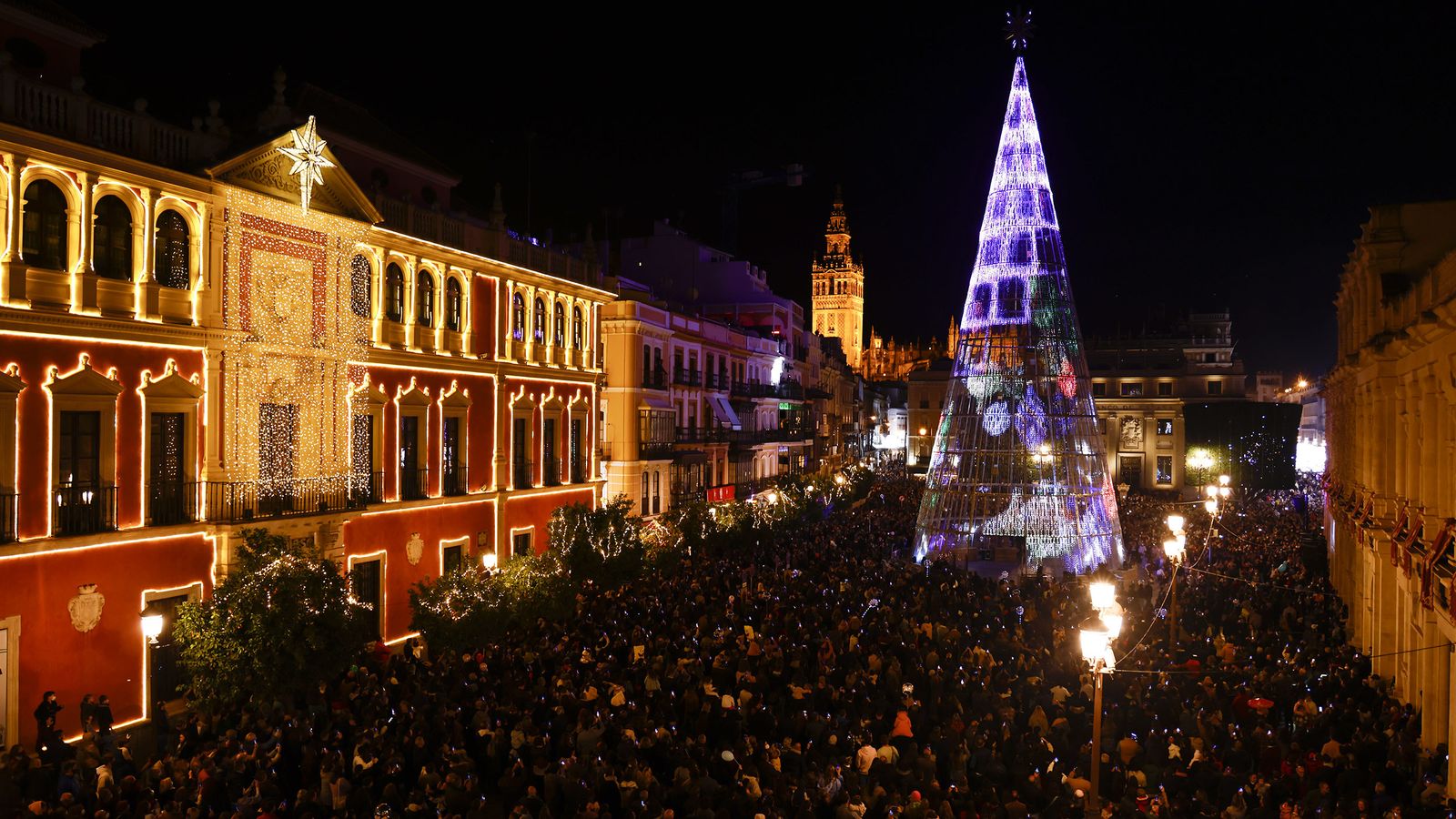 La Plaza de San Francisco durante el espectáculo del árbol de Navidad.